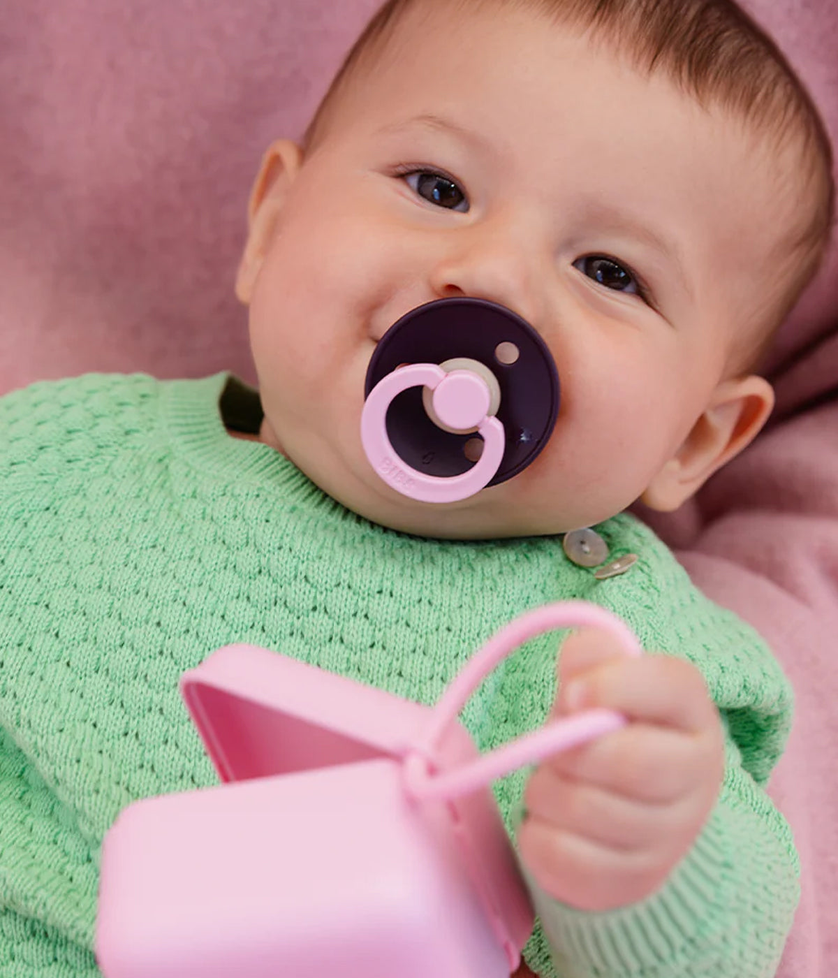 Pack de 2 chupetas Studio Colour Fusion Blush Woodchuck Mix com tetina redonda em borracha 100% natural. Conjunto composto por 1 chupeta lilás (dusky lilac) e 1 chupeta roxa (plum).