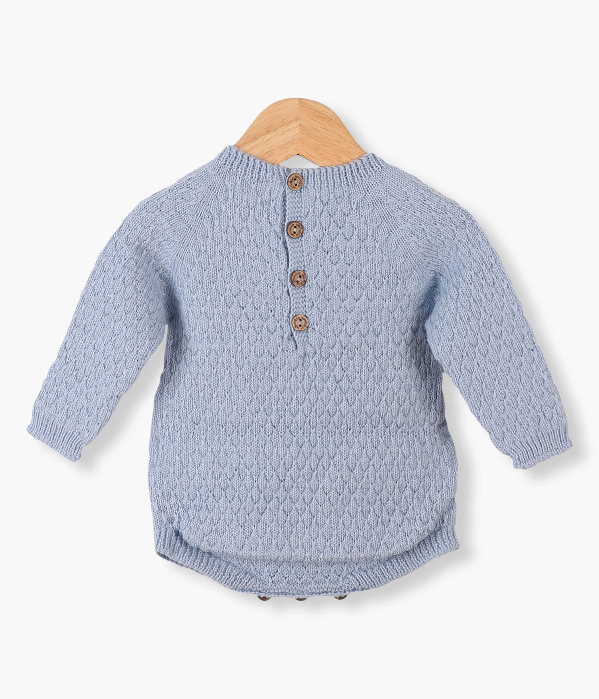 Fofo tricotado em lã merino azul da Wedoble para bebé menino e recém-nascido. Suave fofo com detalhes na malha de abertura nas costas e entrepernas.