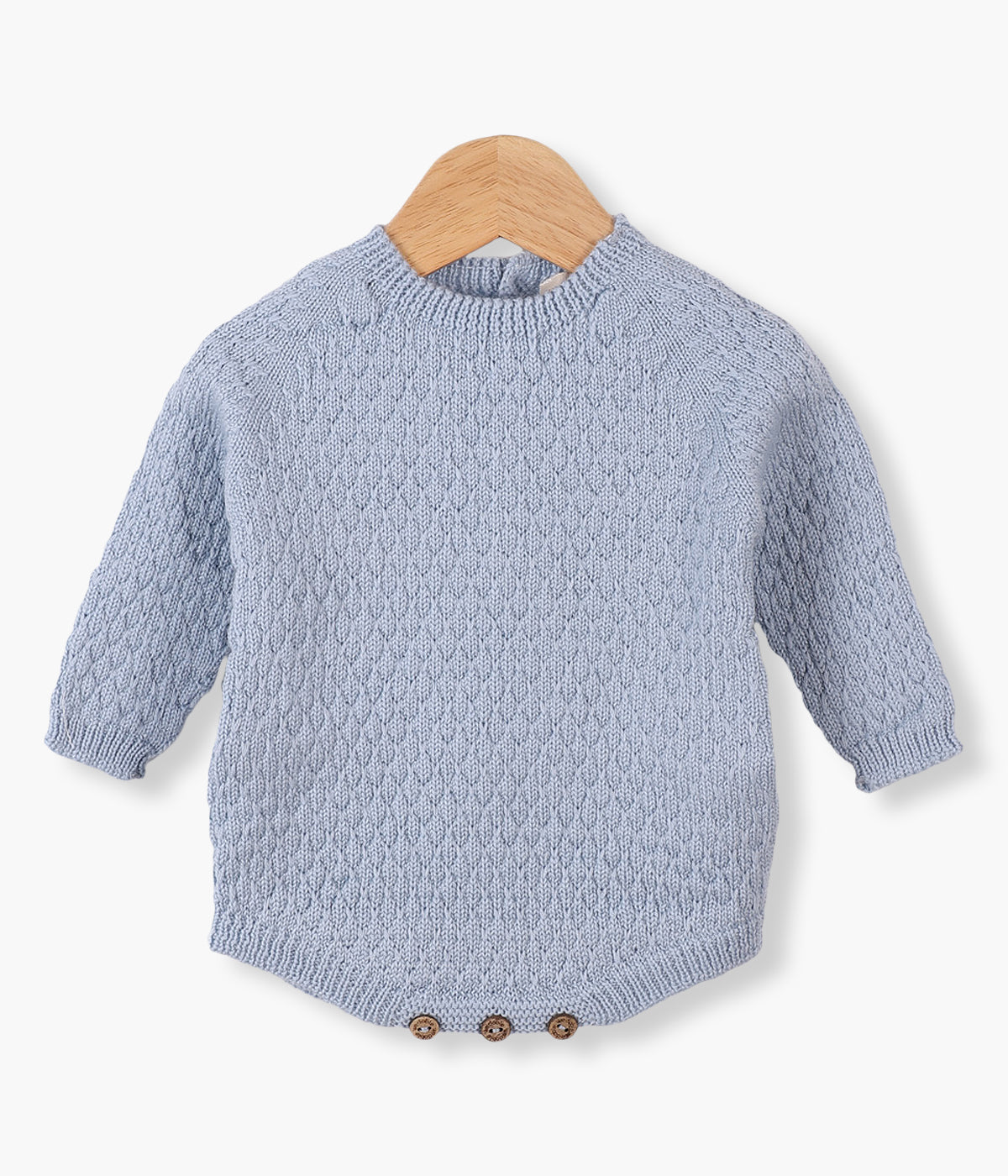 Fofo tricotado em lã merino azul da Wedoble para bebé menino e recém-nascido. Suave fofo com detalhes na malha de abertura nas costas e entrepernas.