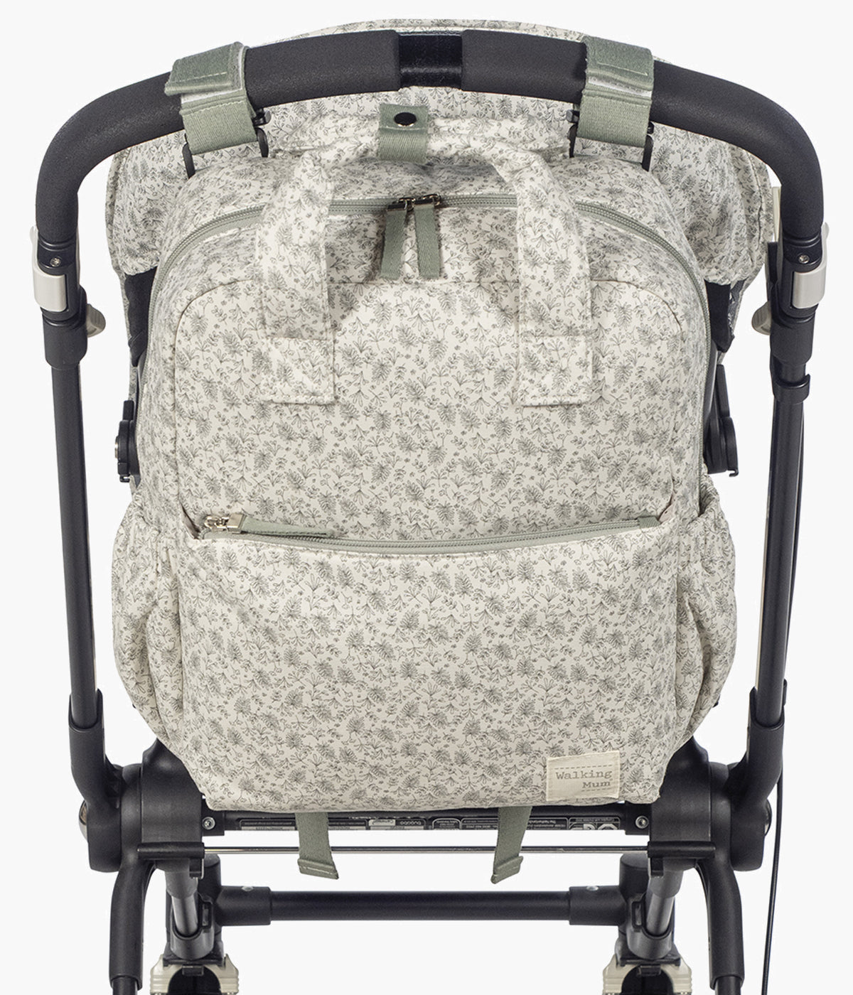 Mochila de Maternidade Walking Mum Gala Mint pendurada no carrinho.