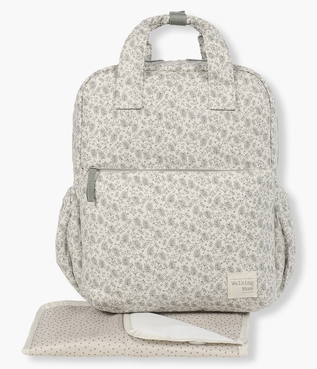 Mochila de Maternidade Walking Mum Gala Mint com padrão ramos em tons de verde com fundo pérola. Versátil mochila de maternidade em algodão com tratamento impermeável que combina elegância e funcionalidade, perfeita para os passeios com o bebé. Resguardo portátil incluído.