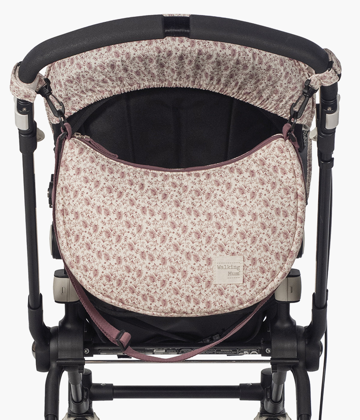 Bolsa de Passeio Gôndola Walking Mum Gala Cerise pendurada no carrinho de bebé.