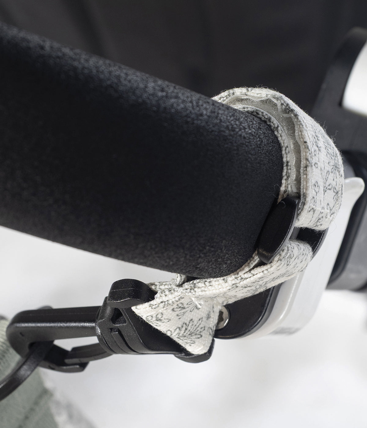 Bolsa de Passeio Gôndola Walking Mum Gala Mint pendurada no carrinho de bebé.