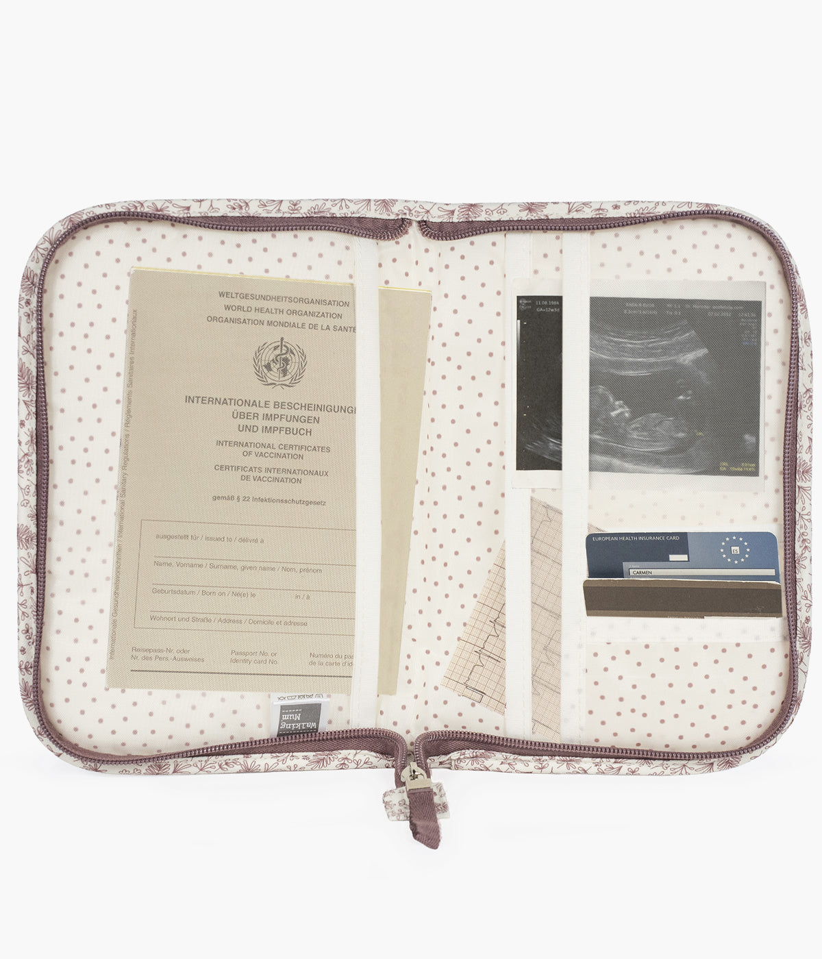 Porta documentos Walking Mum Gala Cerise aberto com documentos do bebé.