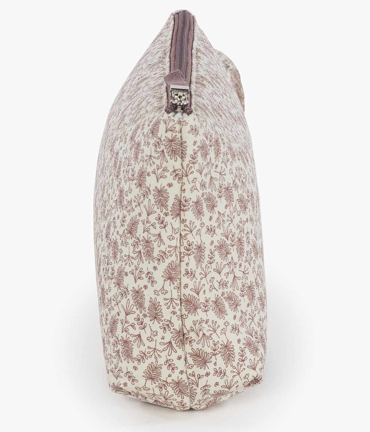 Necessaire Gala Cerise da Walking Mum, pequena bolsa com exterior em algodão impermeável pensada para facilitar o transporte dos artigos de higiene da bebé. Com um encantador padrão ramos em tons de cereja em fundo pérola, é perfeito para os pais que procuram um acessório prático e sofisticado.