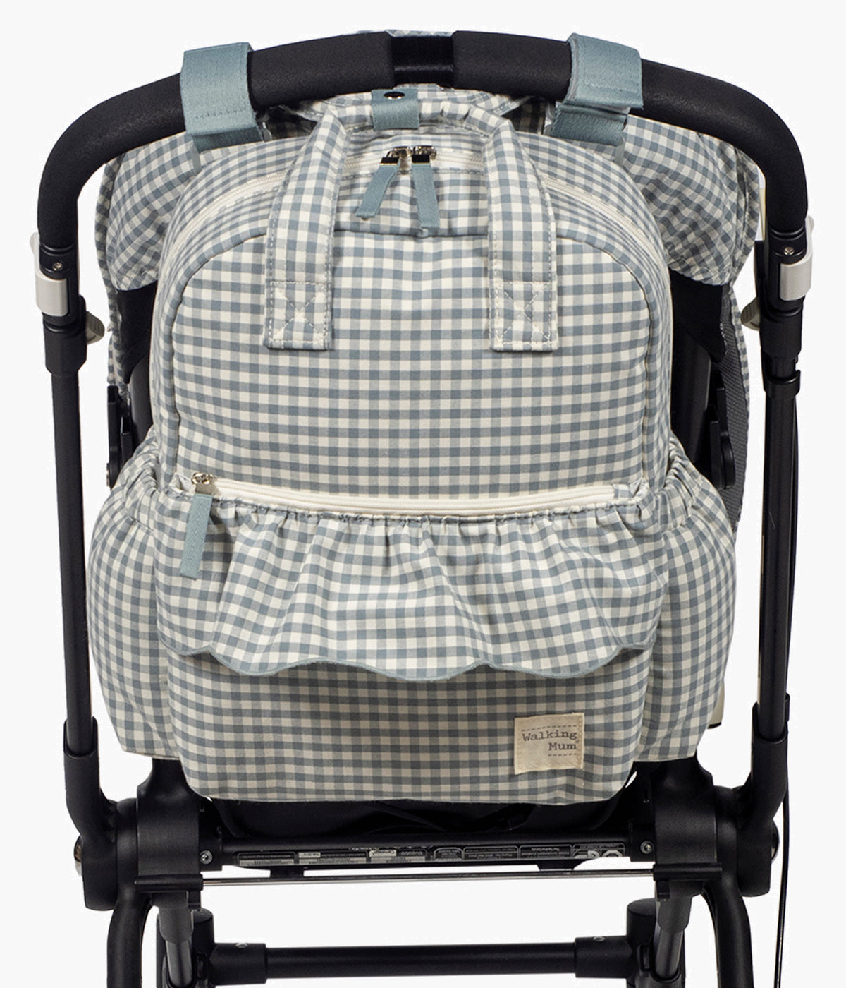 Mochila de Maternidade Walking Mum Praliné Vichy Matcha pendurada no carrinho.