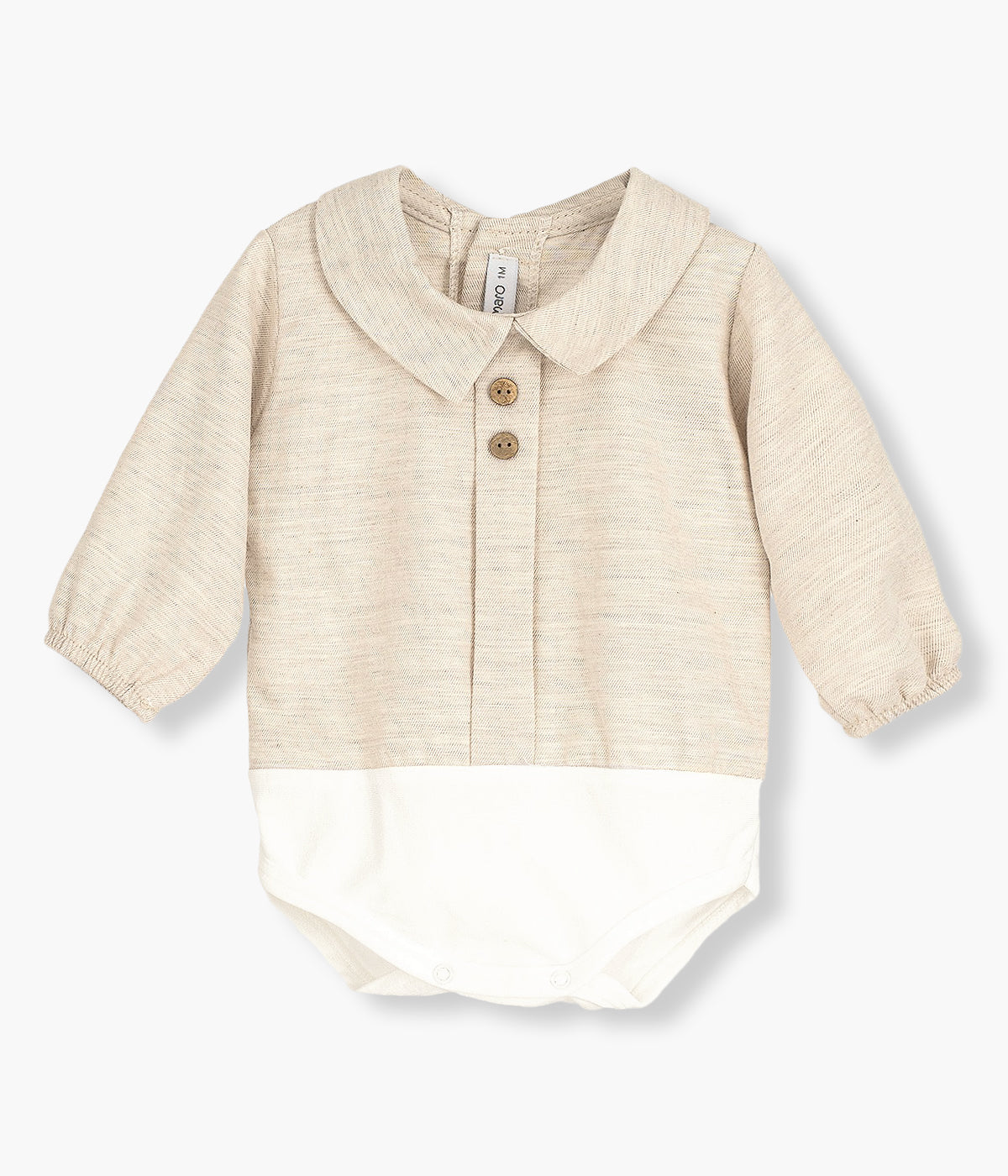 Body tipo camisa de manga comprida em algodão bege da marca Calamaro Baby para bebé e recém-nascido(a). Botões de madeira decorativos. Abertura nas costas e entrepernas para vestir facilmente.