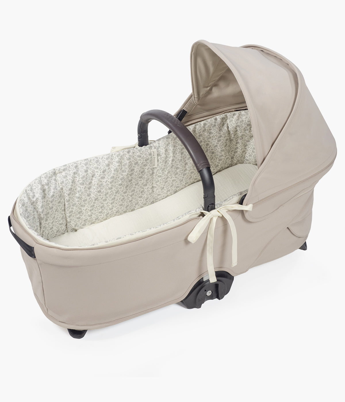 Forra para alcofa Walking Mum Gala Mint pérola com delicado padrão ramos verde, 100% algodão. Desenhado para proporcionar ao bebé o máximo conforto e elegância, este conjunto é composto por uma forra com varas e um lençol tecido musselina ajustável de toque suave e respirável, ideal para a pele delicada do recém-nascido.