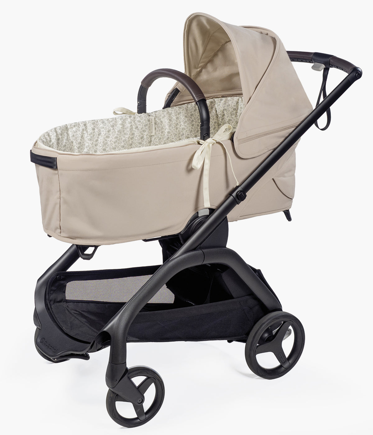 Forra para alcofa Walking Mum Gala Mint pérola com delicado padrão ramos verde, 100% algodão. Desenhado para proporcionar ao bebé o máximo conforto e elegância, este conjunto é composto por uma forra com varas e um lençol tecido musselina ajustável de toque suave e respirável, ideal para a pele delicada do recém-nascido.