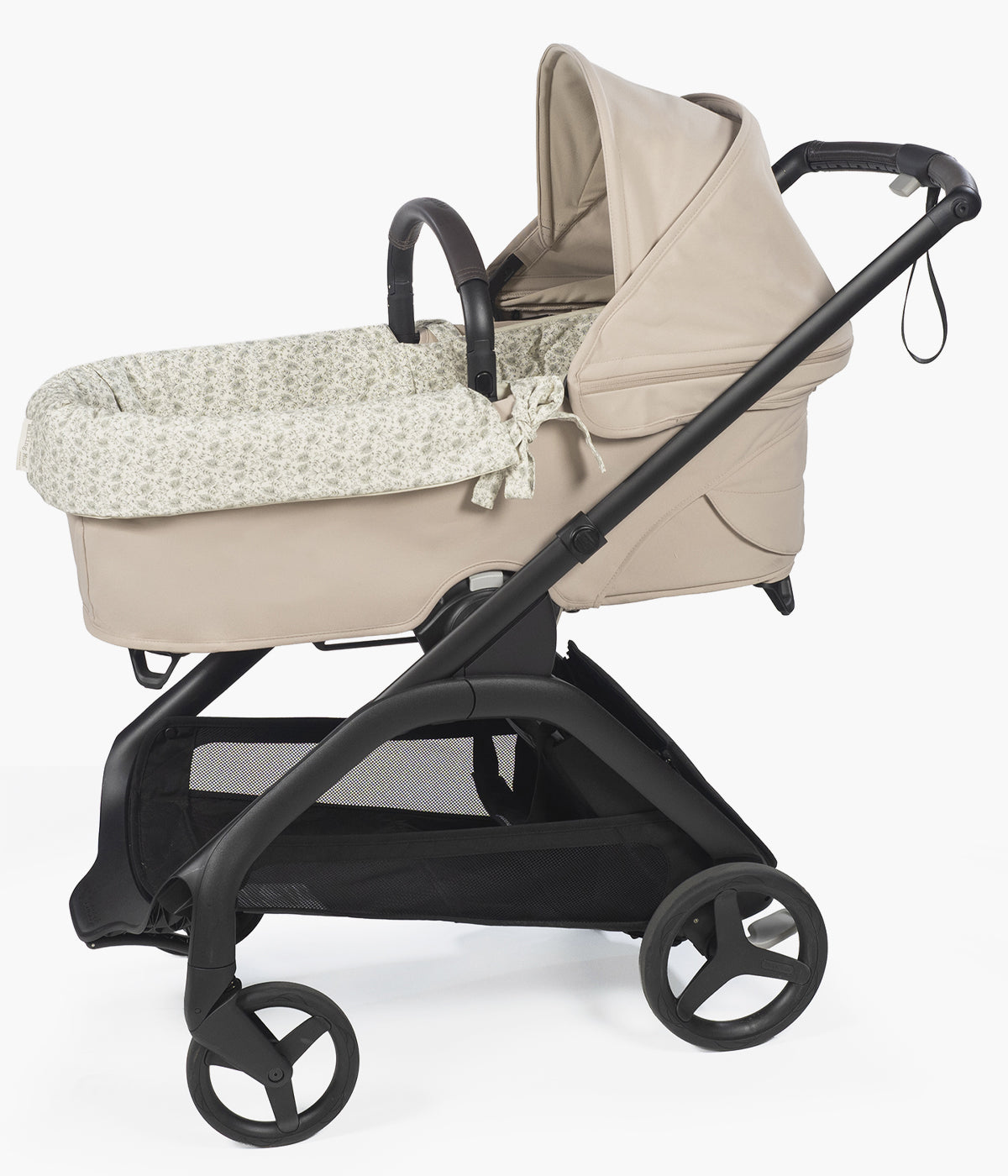 Forra para alcofa Walking Mum Gala Mint pérola com delicado padrão ramos verde-menta, 100% algodão. Desenhado para proporcionar ao bebé o máximo conforto e elegância, este conjunto é composto por uma forra com elásticos e um lençol tecido musselina ajustável de toque suave e respirável, ideal para a pele delicada do recém-nascido.