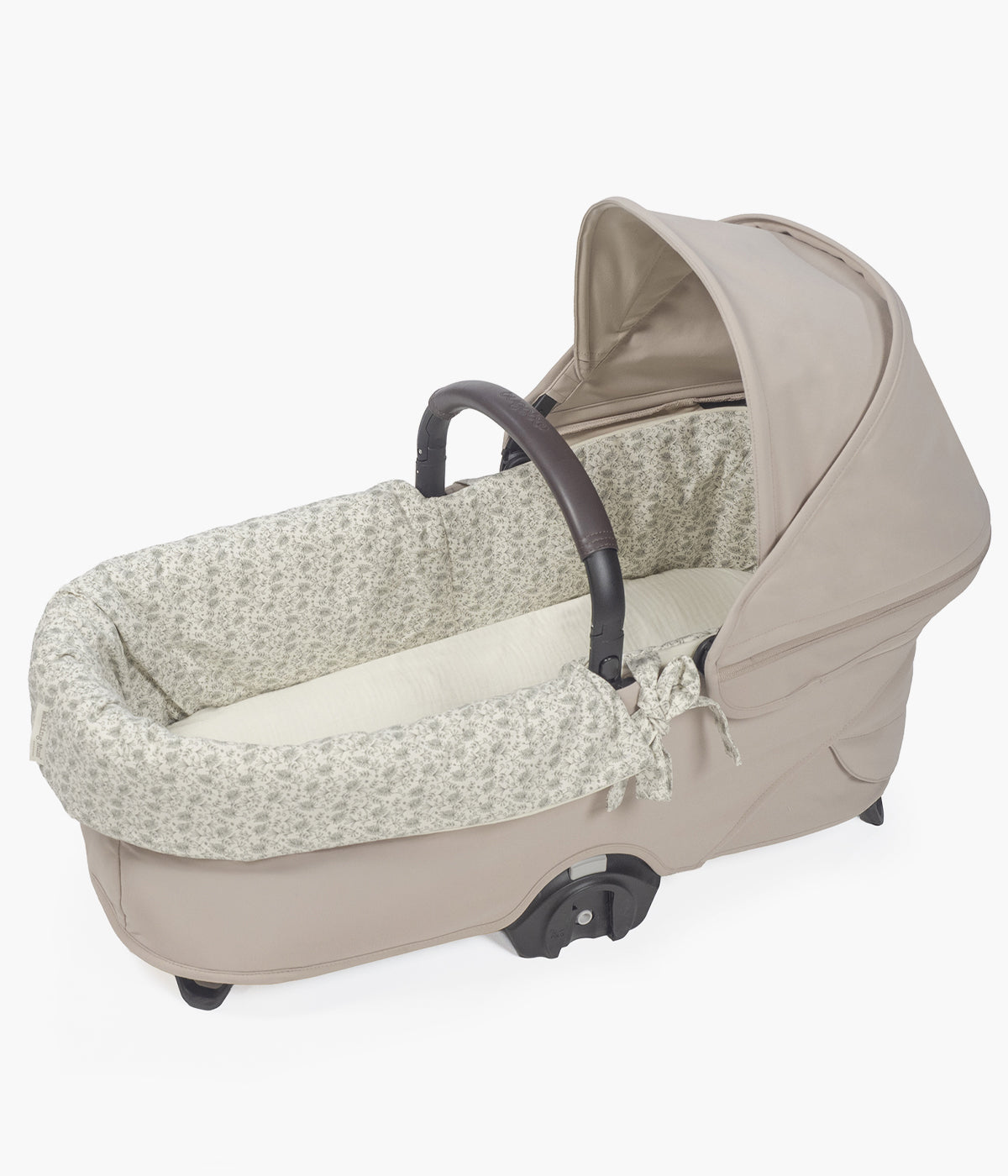 Forra para alcofa Walking Mum Gala Mint pérola com delicado padrão ramos verde-menta, 100% algodão. Desenhado para proporcionar ao bebé o máximo conforto e elegância, este conjunto é composto por uma forra com elásticos e um lençol tecido musselina ajustável de toque suave e respirável, ideal para a pele delicada do recém-nascido.