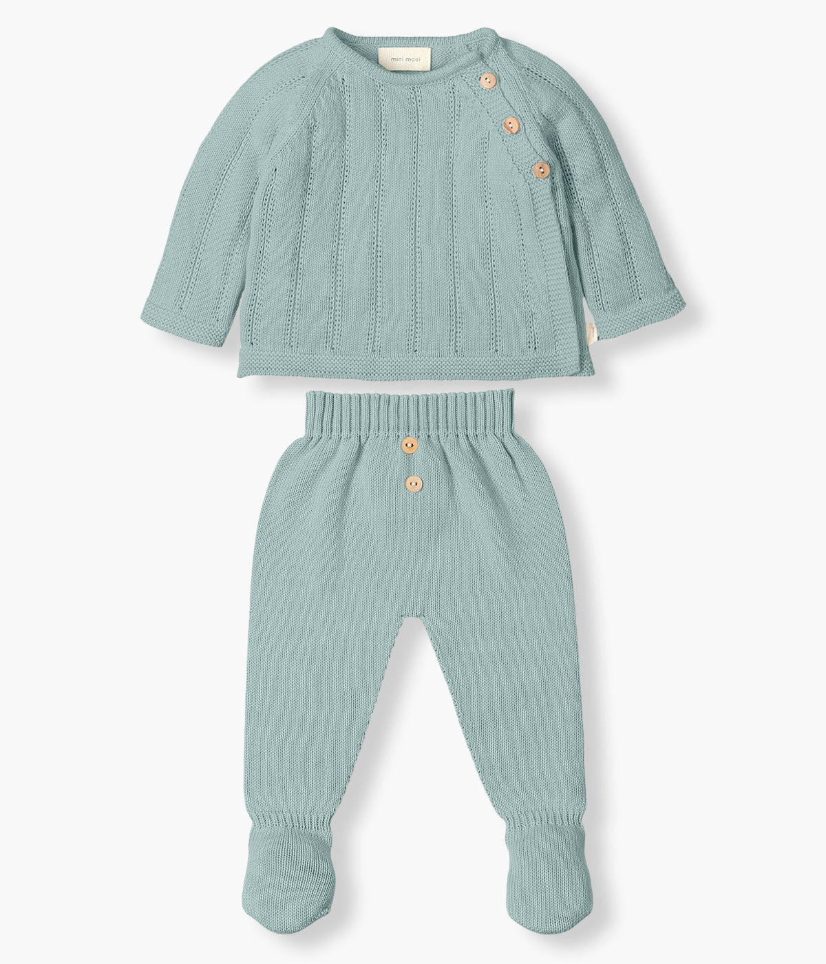 Conjunto em malha de algodão orgânico verde da Mini Mooi para bebé e recém‑nascido(a), composto por camisola e calças. Camisola de manga comprida com detalhes entrelaçados na malha e abertura no ombro com botões de madeira. Calças lisas com pés com botões de madeira decorativos.