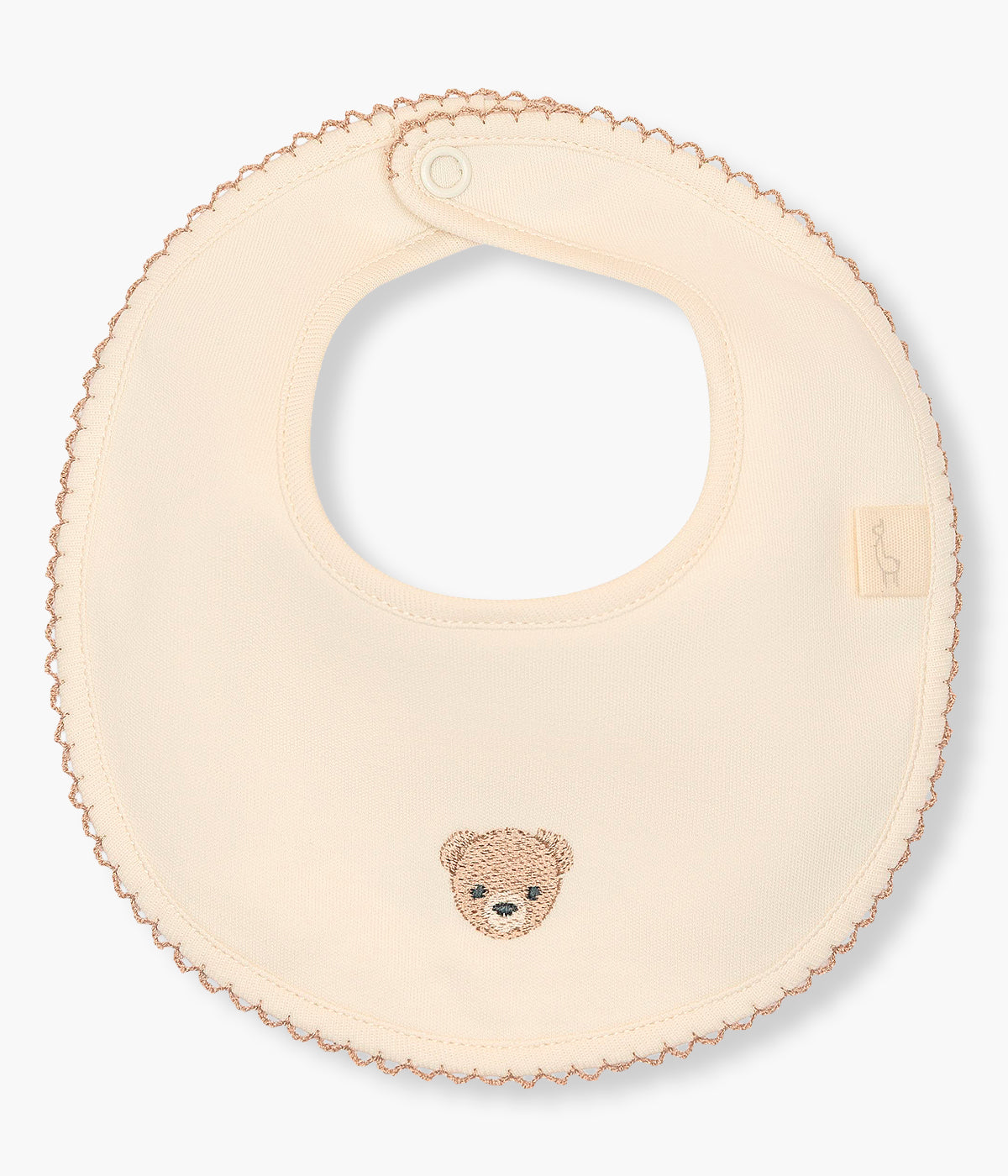 Vista de frente babete impermeável bege da Baby Gi para bebé e recém-nascido(a), 100% algodão. Elegante babete de formato redondo com urso bordado em castanho na frente e picueta castanha a toda a volta.