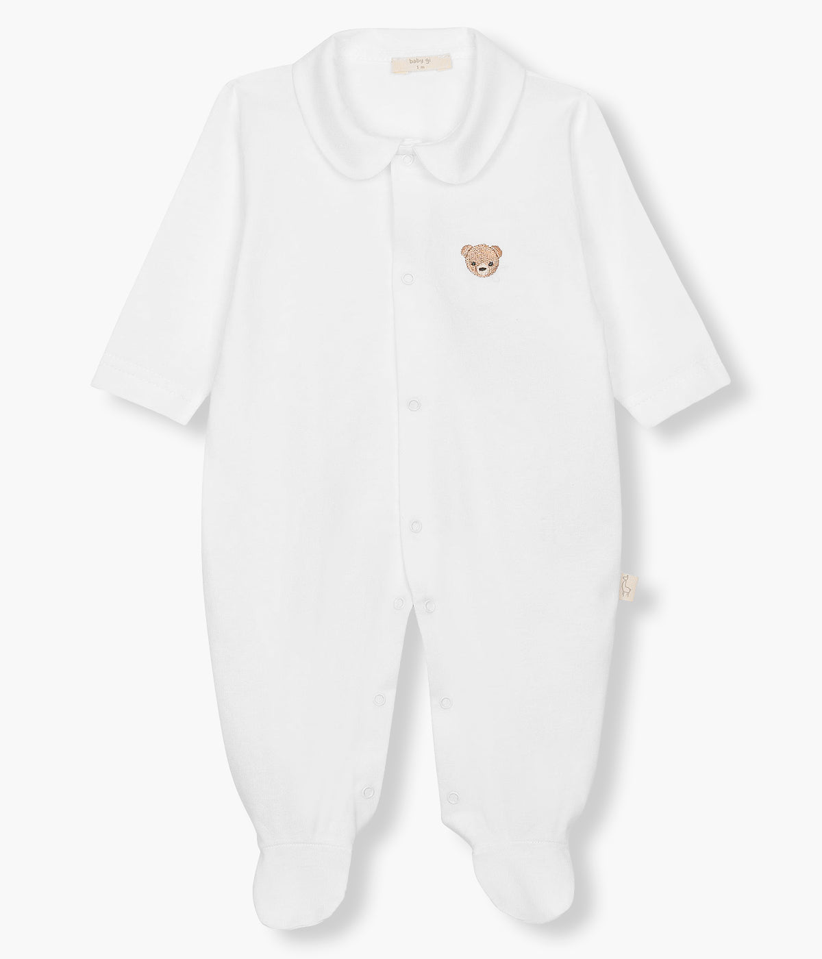 Vista de frente do babygrow em algodão branco da Baby Gi para bebé e recém-nascido(a). Gola redonda cortada e urso bordado em castanho no peito. Abertura com molas de pressão na frente e entrepernas.