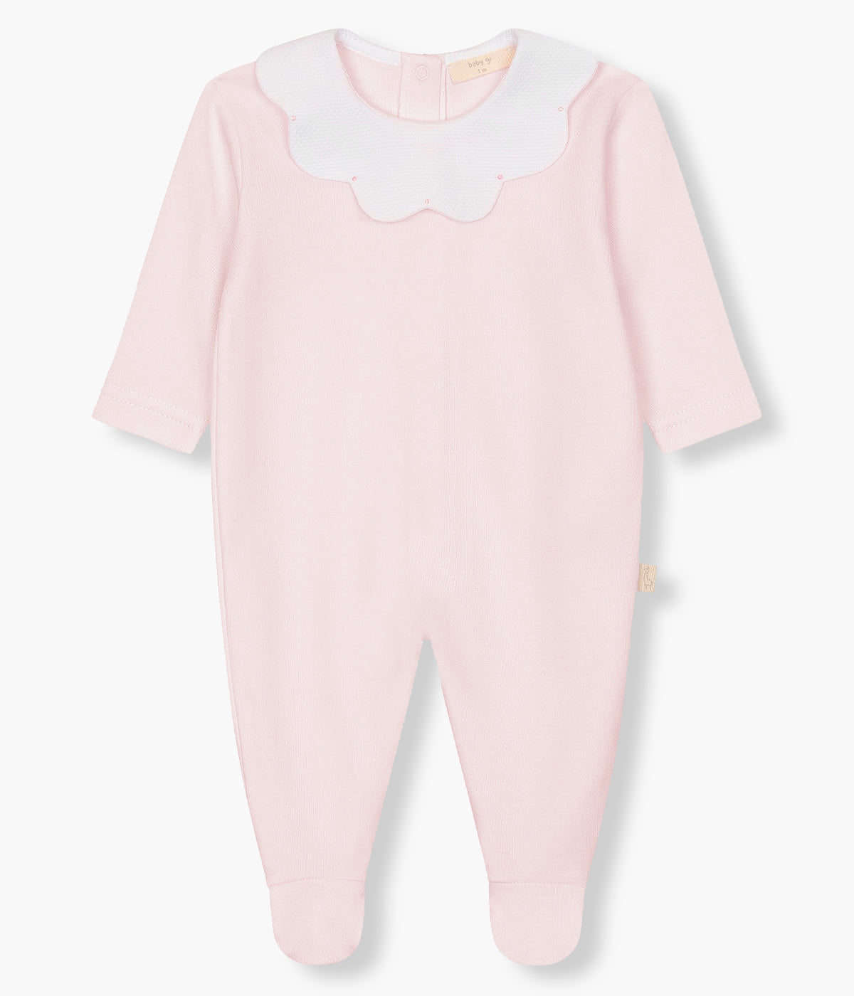 Vista de frente do babygrow em algodão rosa da Baby Gi para bebé menina e recém-nascida. Gola ondulada em tecido piquet branco. Abertura com molas de pressão nas costas e entrepernas.