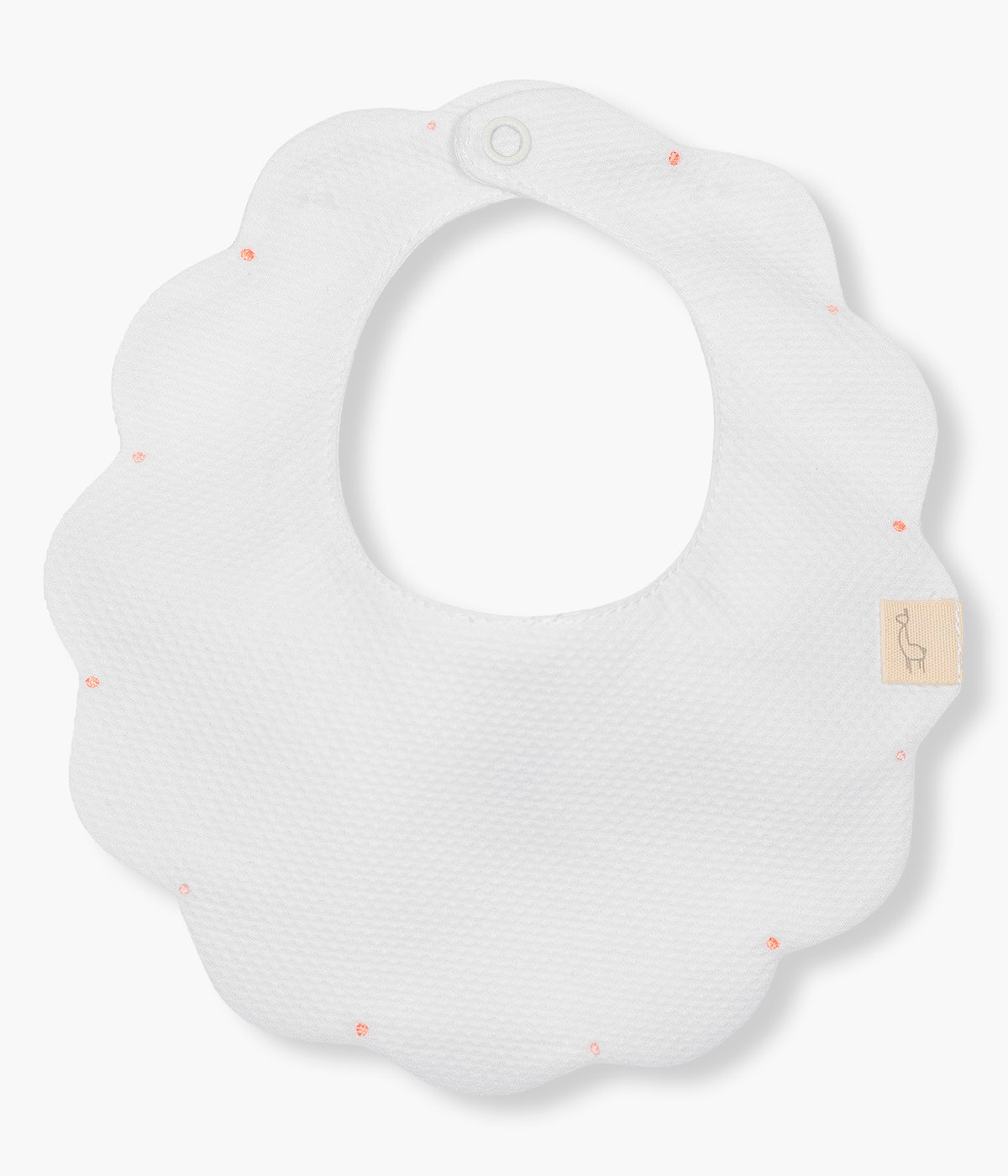 Vista de frente da babete impermeável branca da Baby Gi para bebé e recém-nascido(a), 100% algodão. Elegante babete em tecido piquet com rebordo ondulado e pequenas pintas em rosa.