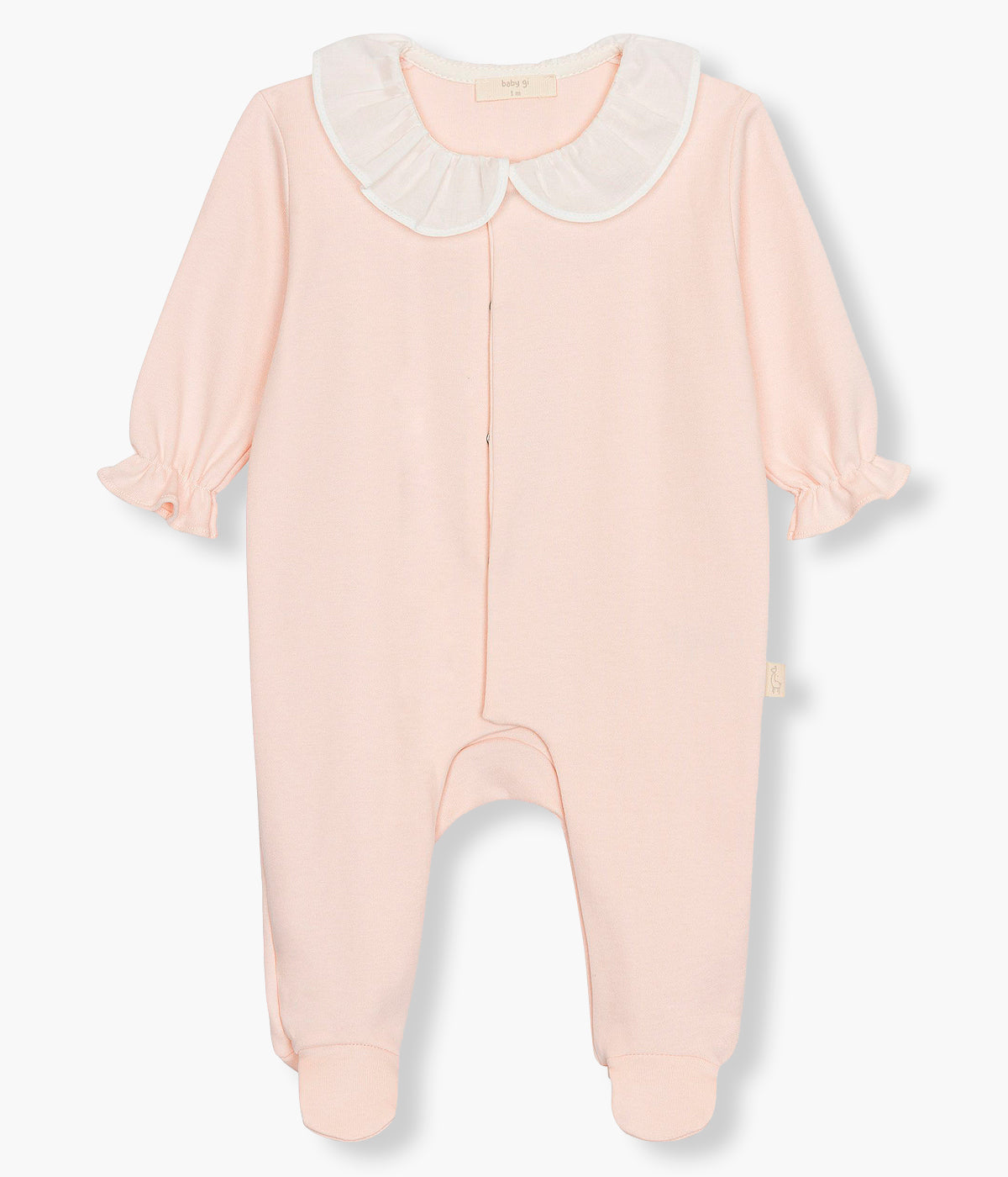 Vista de frente do babygrow em algodão nude da Baby Gi para bebé menina e recém-nascida. Gola folho e detalhe de borboleta em branco nas costas. Abertura com molas de pressão na frente e entrepernas.