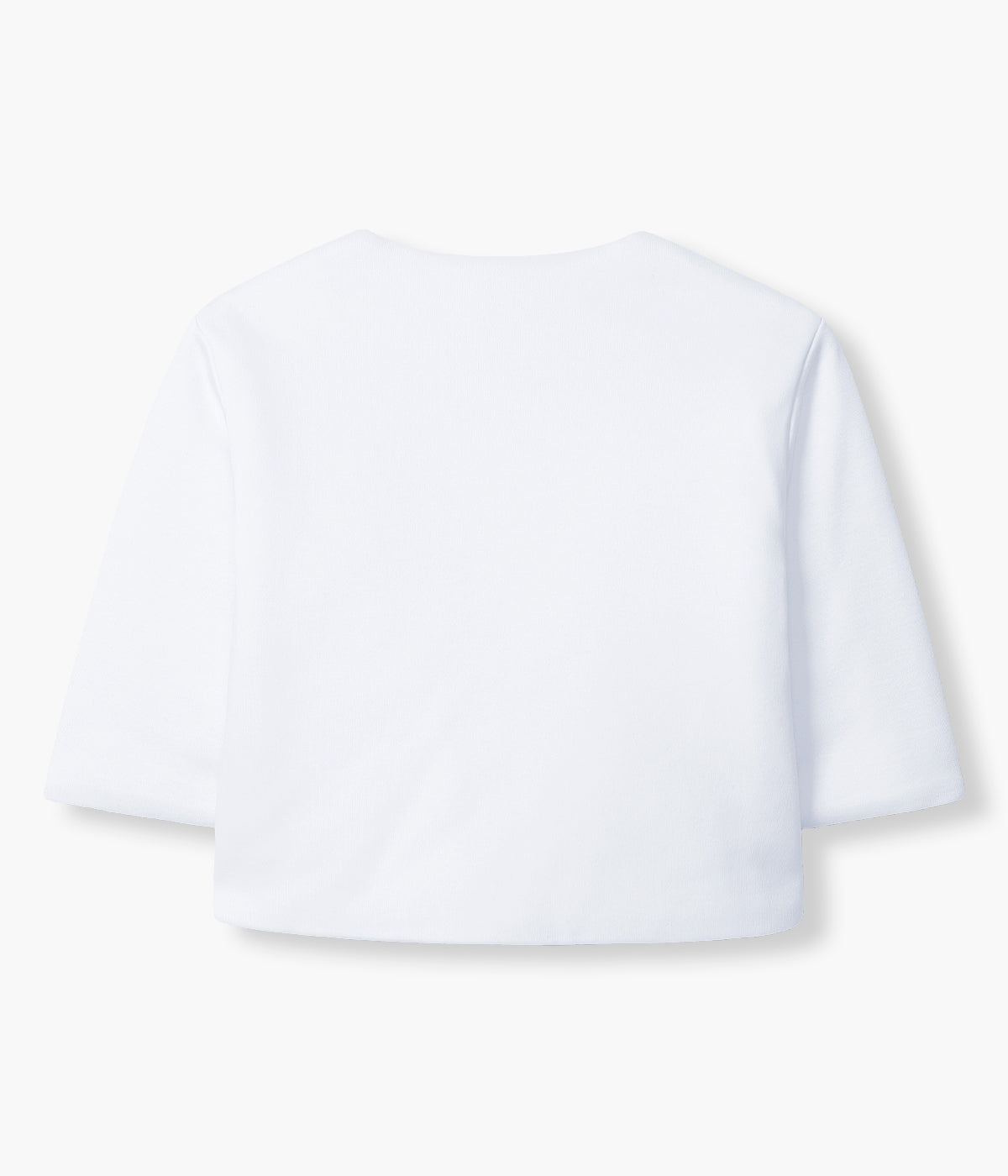 Vista de costas do casaco em algodão duplo branco da Laranjinha para bebé e recém-nascido(a). Bolsos nas laterais e contornos arredondados. Abertura na frente com botão madrepérola.