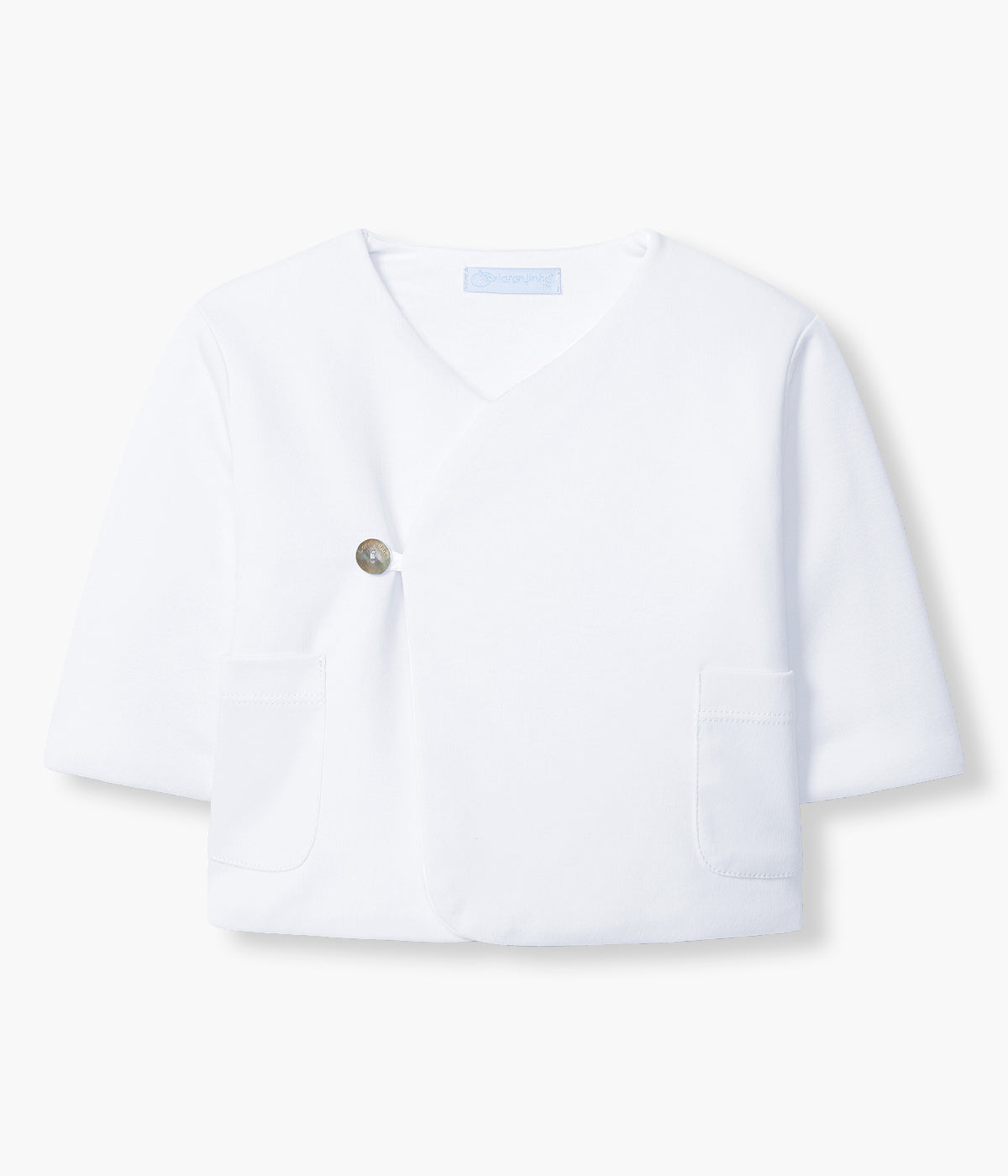 Vista de frente do casaco em algodão duplo branco da Laranjinha para bebé e recém-nascido(a). Bolsos nas laterais e contornos arredondados. Abertura na frente com botão madrepérola.