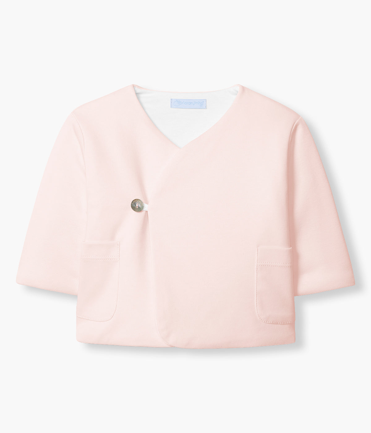 Vista de frente do casaco em algodão duplo rosa da Laranjinha para bebé menina e recém-nascida. Bolsos nas laterais e contornos arredondados. Abertura trespasse na frente com botão madrepérola.