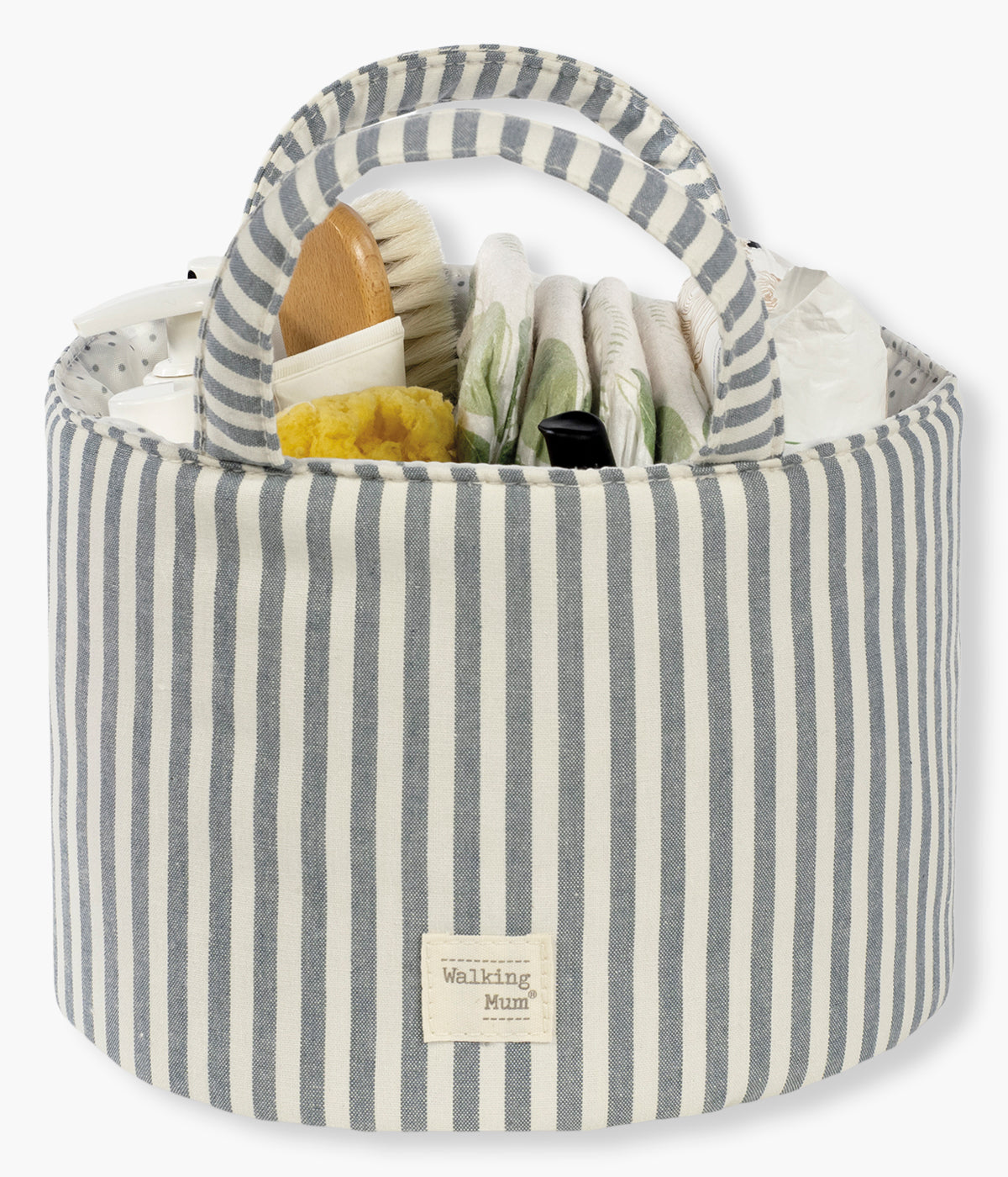 Vista de frente da Cesta Organizadora Walking Mum Praliné Strips Matcha com artigos de bebé no interior.