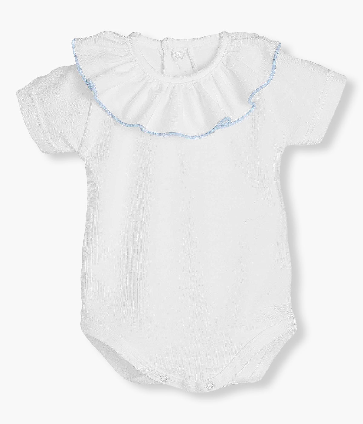 Vista de frente do body de manga comprida em algodão branco da Calamaro Baby para bebé e recém-nascido(a). Gola folho com rebordo em azul-bebé. Abertura com molas de pressão nas costas e entrepernas para vestir facilmente.