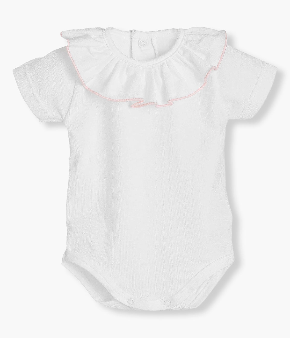 Vista de frente do body de manga comprida em algodão branco da Calamaro Baby para bebé e recém-nascido(a). Gola folho com rebordo em rosa. Abertura com molas de pressão nas costas e entrepernas para vestir facilmente.