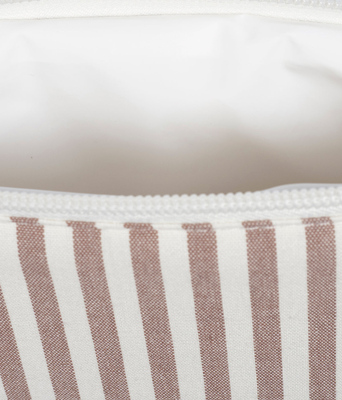 Necessaire para Bebé Walking Mum Praliné Strips Moka com interior plastificado.