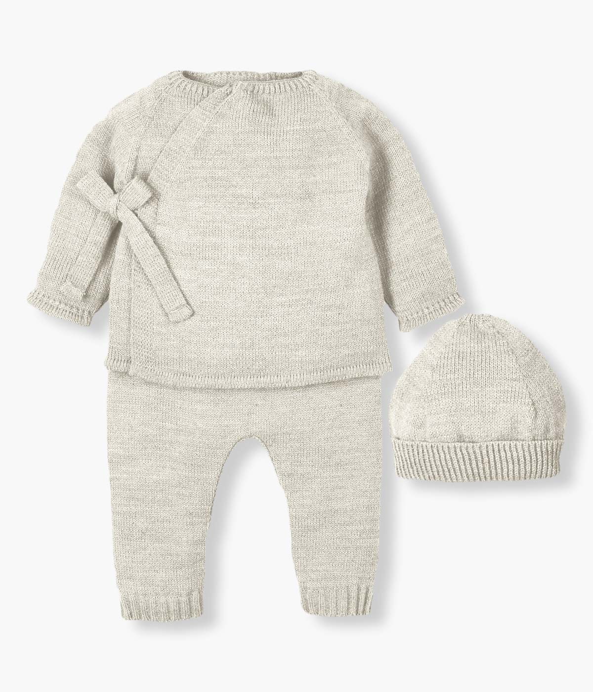 Conjunto de 3 peças em malha pérola da Mac Ilusión composto por camisola de abertura trespasse, calças sem pés e gorro para bebé e recém-nascido(a).