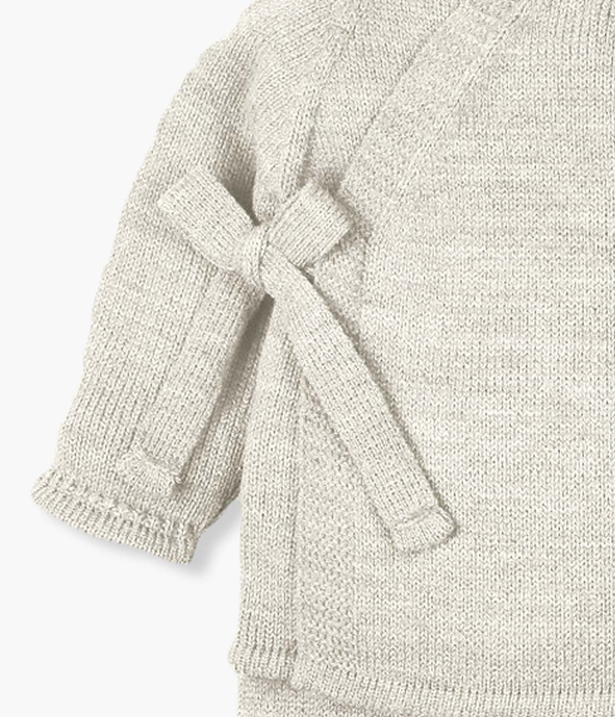 Detalhe de laço no conjunto de 3 peças em malha pérola da Mac Ilusión.