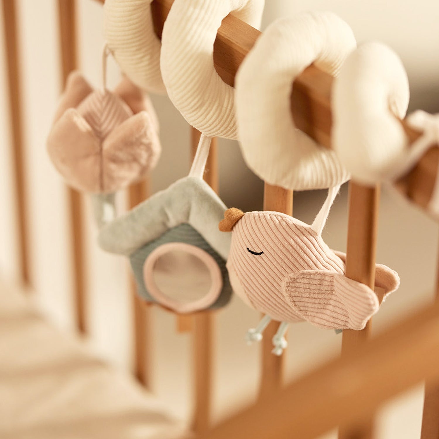 Espirais de atividades para estimular os sentidos do bebé.