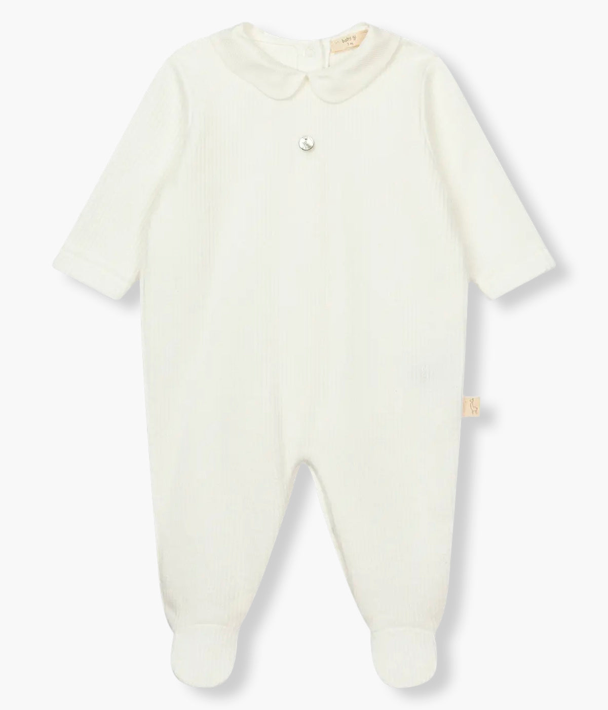 Vista frontal do babygrow em algodão interlock canelado pérola da Baby Gi para bebé e recém-nascido(a). Gola redonda cortada e medalha madrepérola no peito. Abertura nas costas e entrepernas.