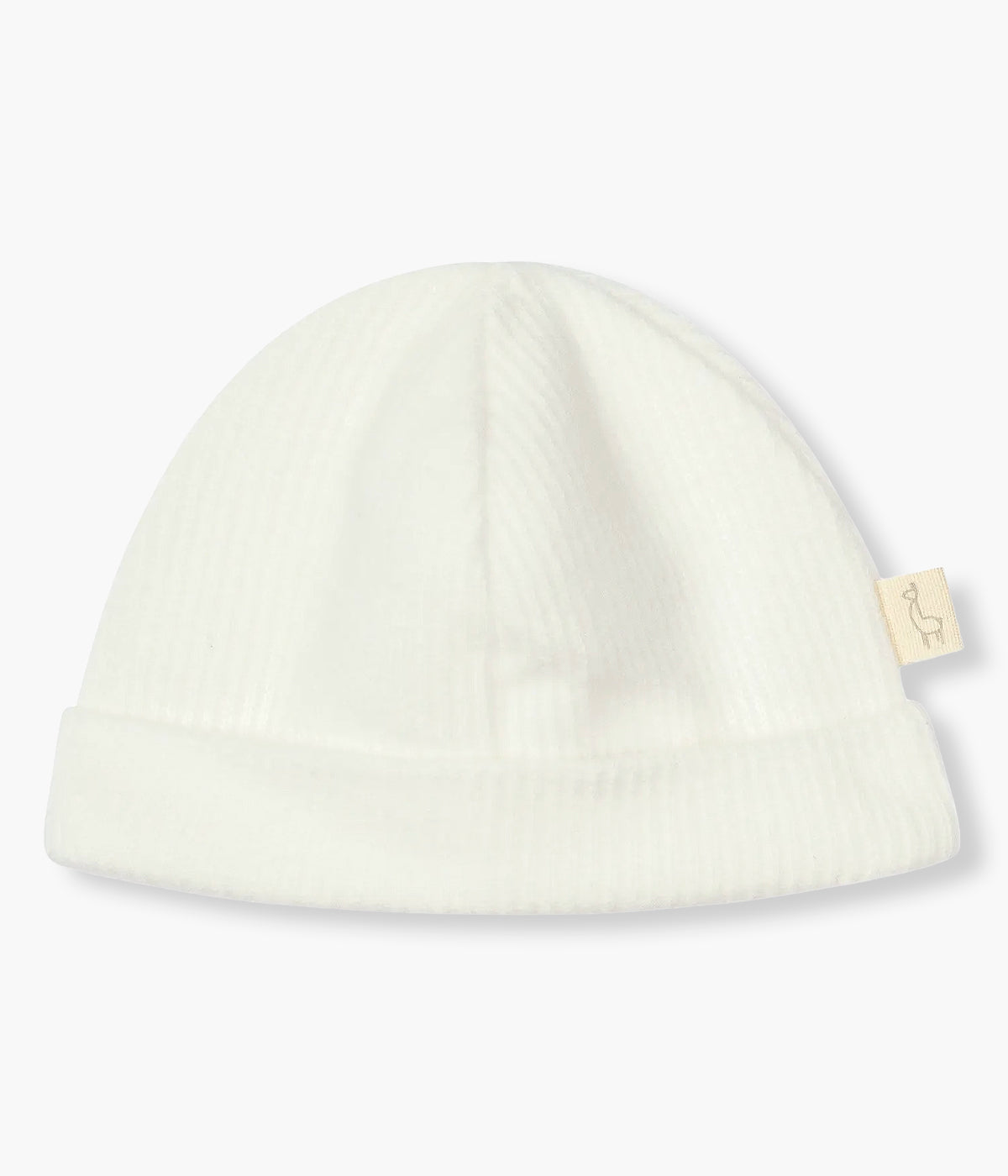 Vista frontal do gorro em algodão interlock canelado pérola da Baby Gi para bebé e recém-nascido(a). Delicado gorro com dobra a toda a volta e forro sem costuras.