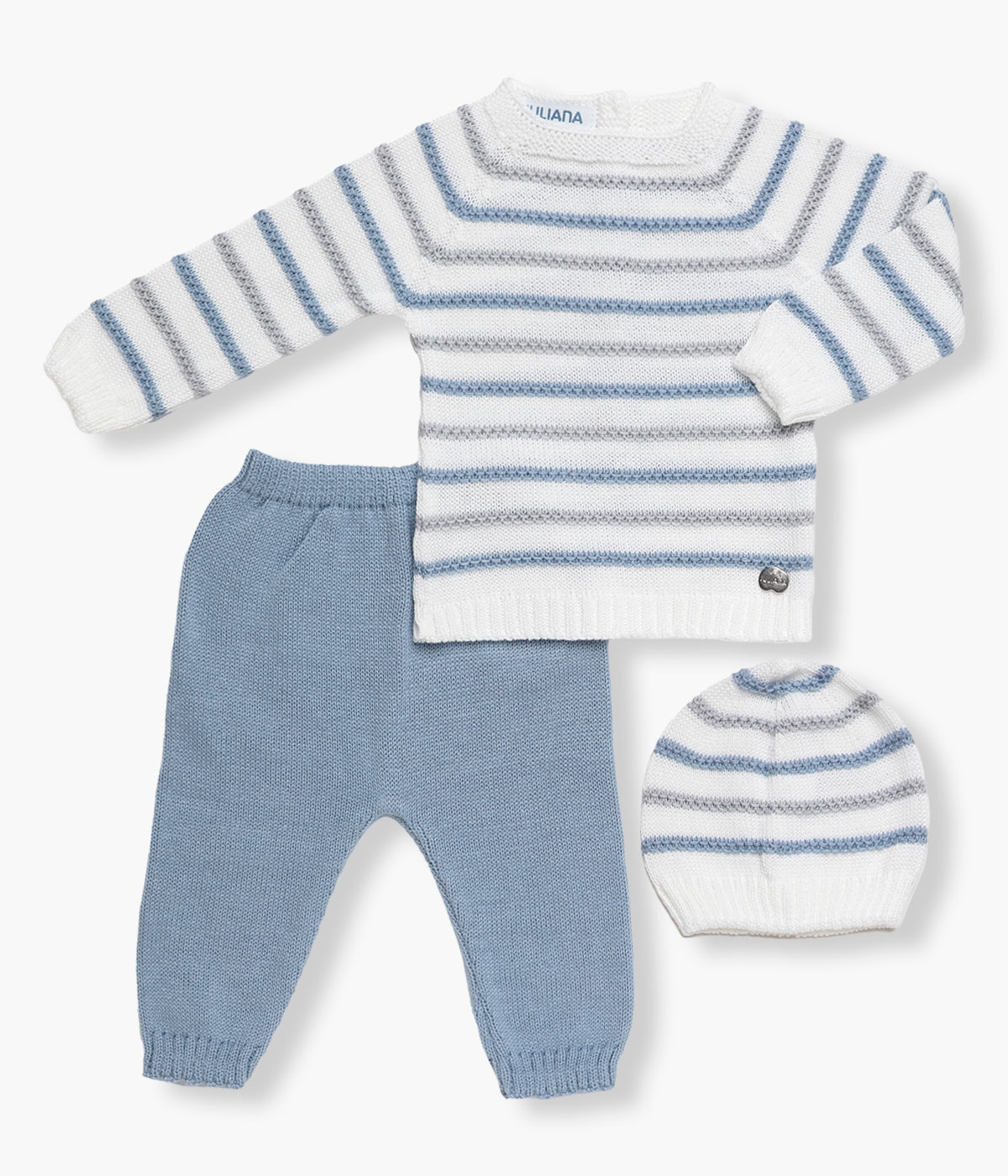 Vista de frente do conjunto em malha azul e branco da Juliana para bebé e recém‑nascido(a), composto por camisola, calças e gorro. Camisola e gorro brancos com riscas em dois tons de azul. Calças lisas sem pés azuis.