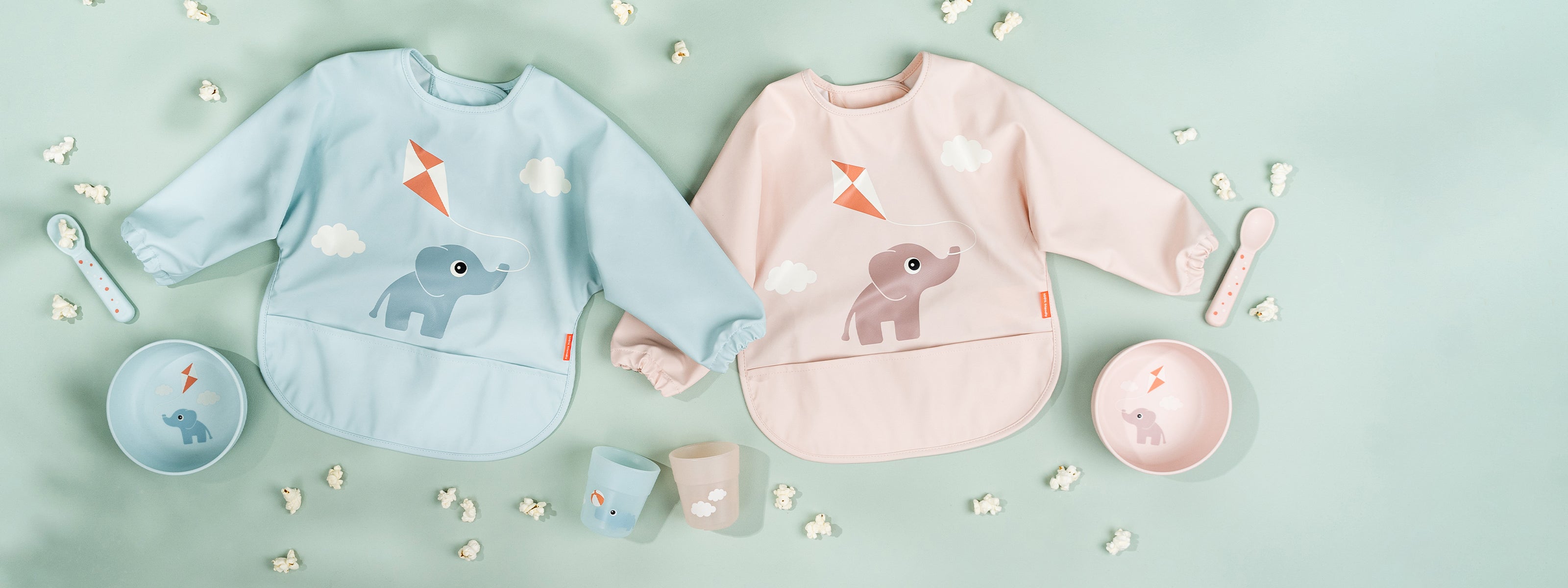 Encontre tudo para tornar mais fácil a hora da refeição do bebé. Recipientes, babetes com mangas, talheres, copos e muito mais.