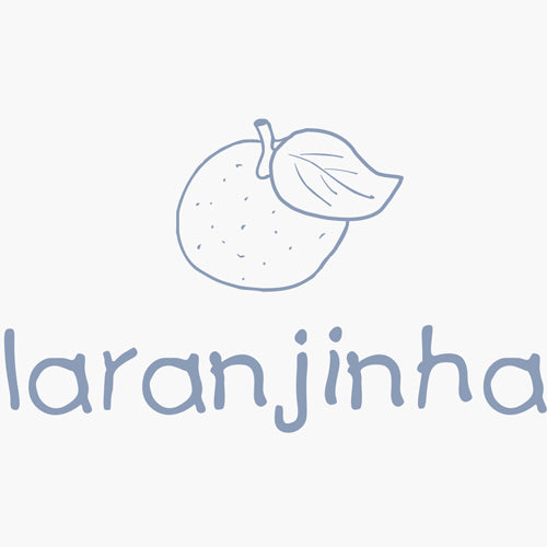 Roupa para recém-nascido e bebé da marca Laranjinha, com tecidos suaves e produção portuguesa, na Moon Baby Shop.