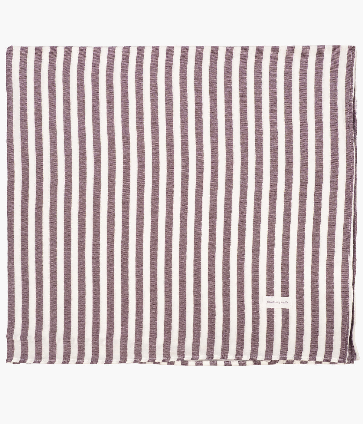 Conjunto de swaddle musselina e forra em bambu Cherry Strips da Pasito a Pasito para bebé e recém-nascido(a). Feito com materiais naturais de toque muito suave, este conjunto é um essencial na alcofa ou moisés da bebé.