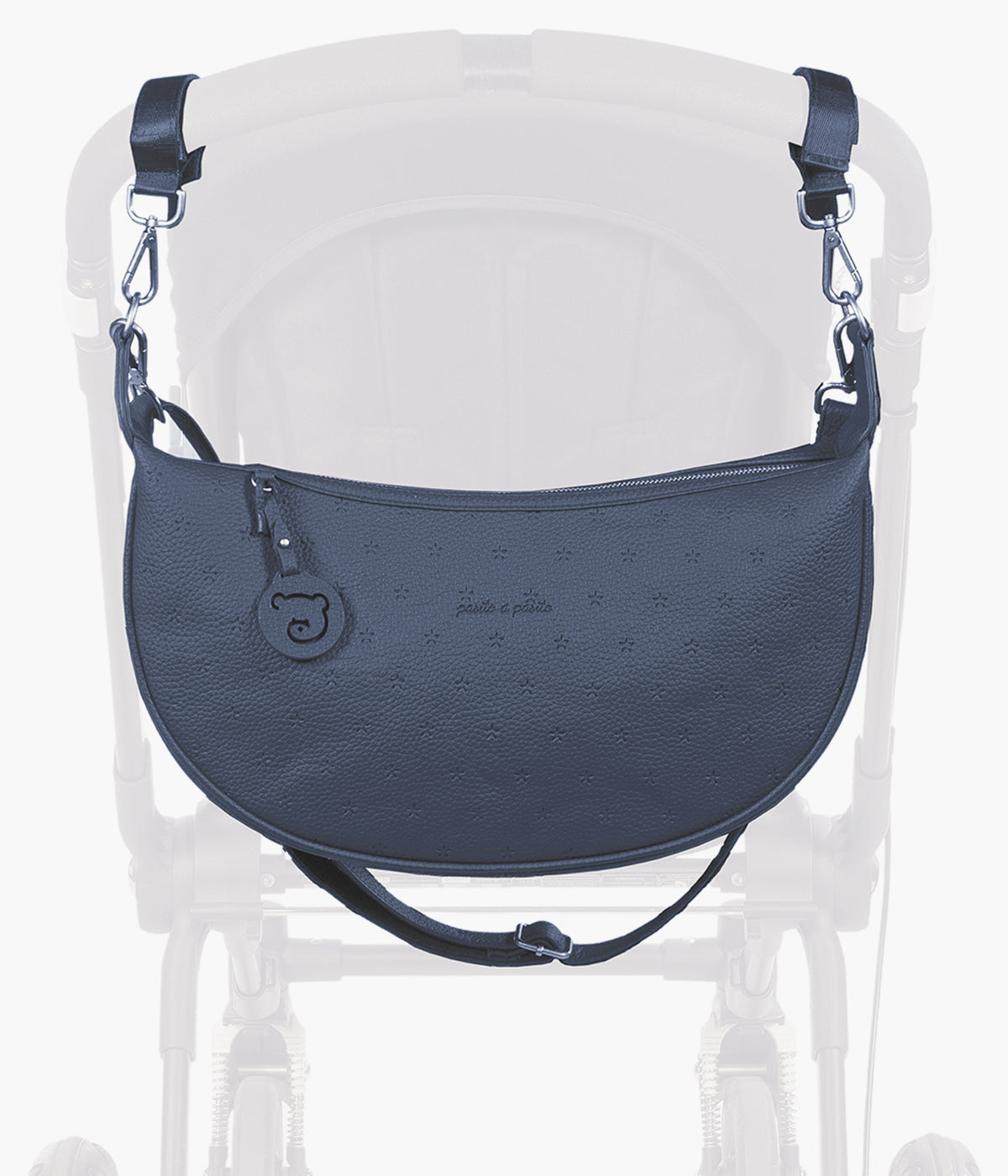 Bolsa de Passeio Gôndola Pasito a Pasito London Blue em polipele azul pendurada no carrinho.