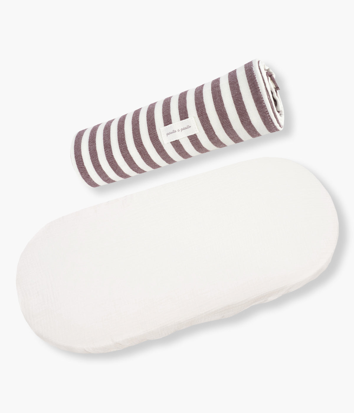 Conjunto de swaddle musselina e forra em bambu Cherry Strips da Pasito a Pasito para bebé e recém-nascido(a). Feito com materiais naturais de toque muito suave, este conjunto é um essencial na alcofa ou moisés da bebé.