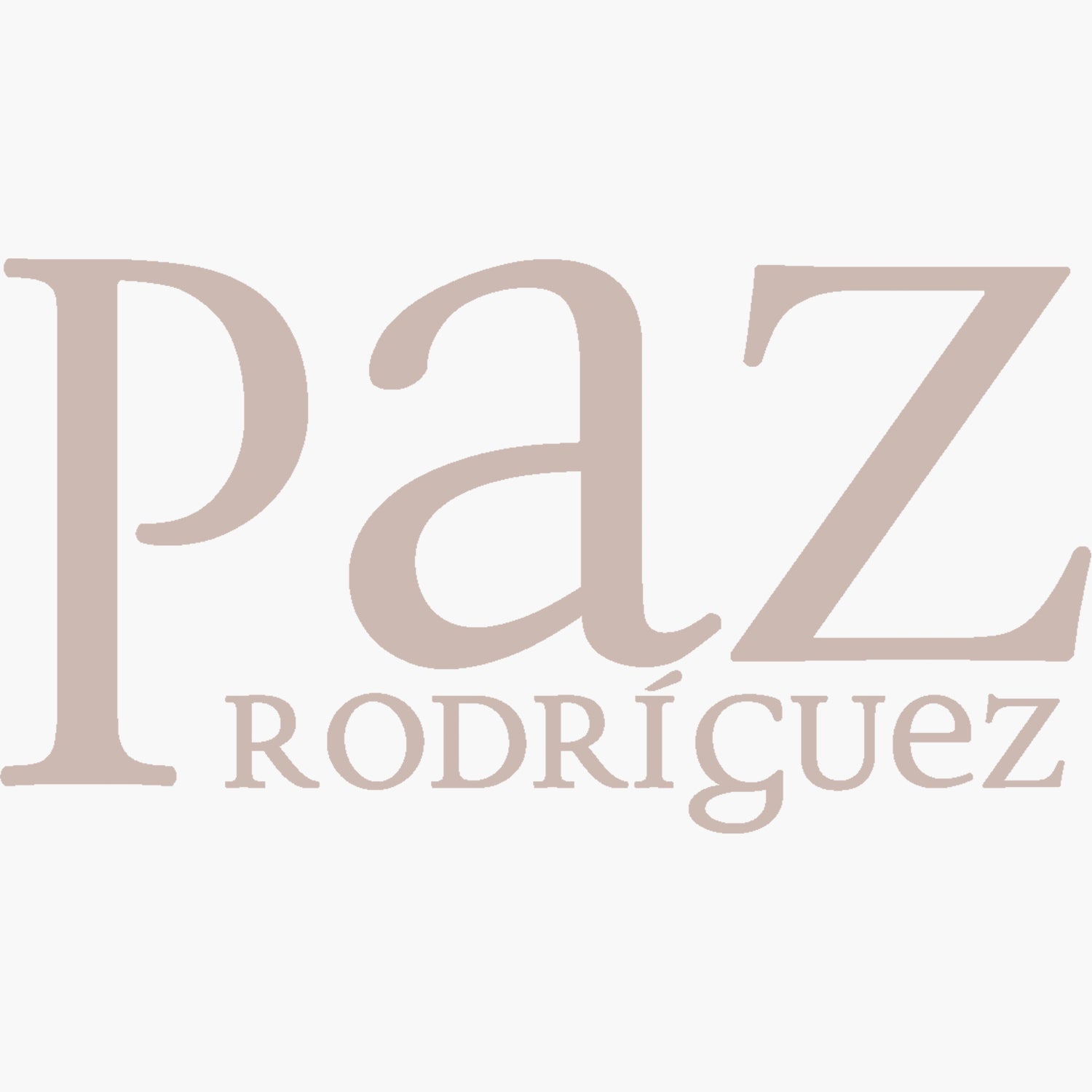 Roupa clássica e acessórios para bebé da Paz Rodríguez na Moon Baby Shop.
