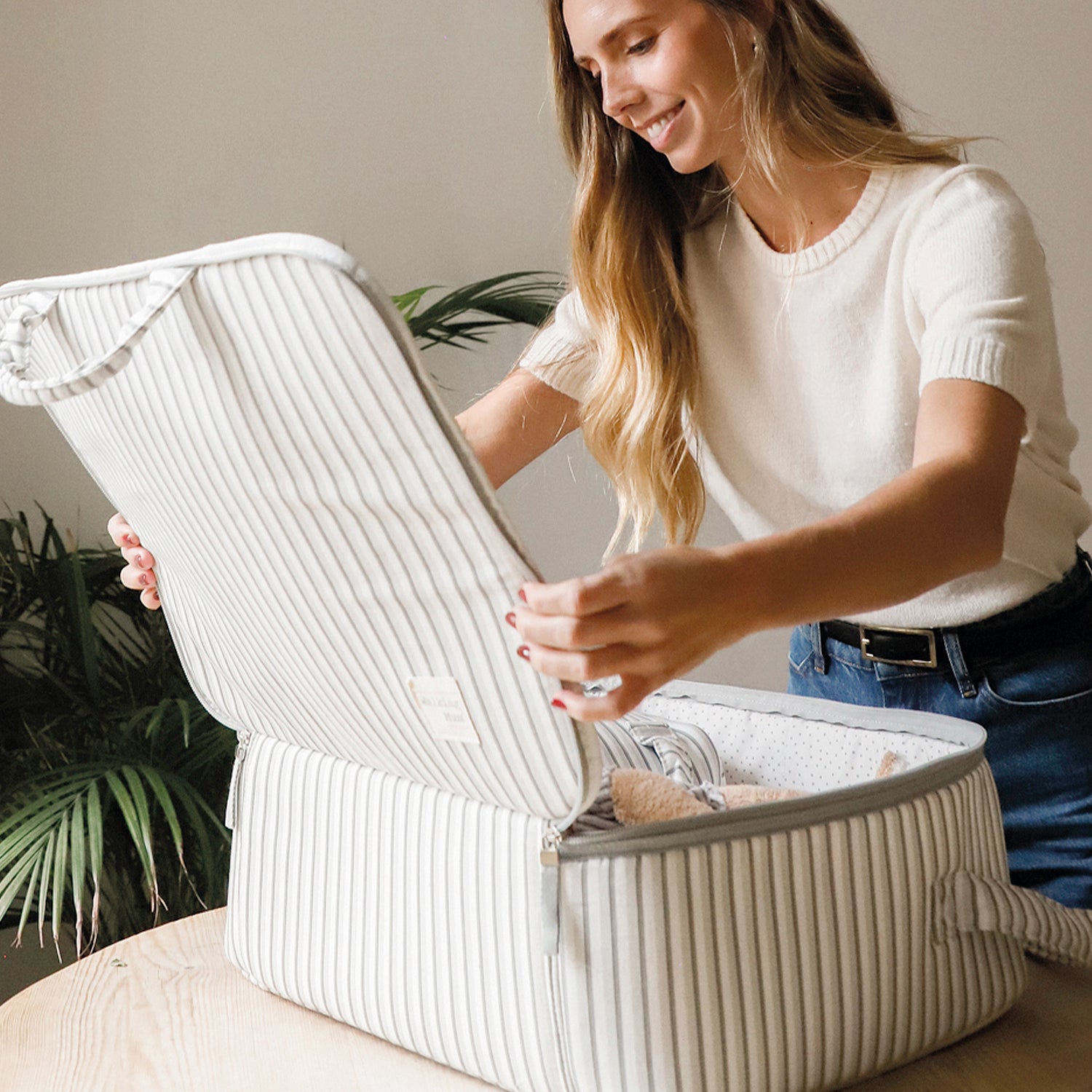 Mulher a abrir a mala de maternidade Botton Strips da marca Walking Mum.