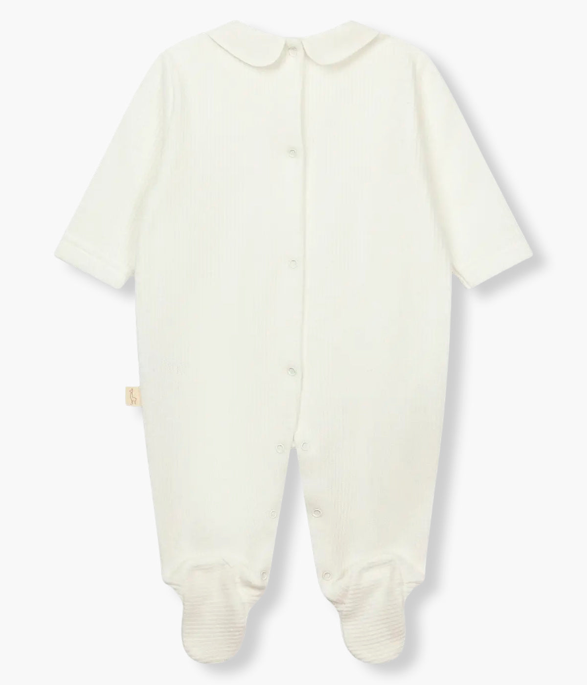Vista costas do babygrow em algodão interlock canelado pérola da Baby Gi para bebé e recém-nascido(a). Gola redonda cortada e medalha madrepérola no peito. Abertura nas costas e entrepernas.
