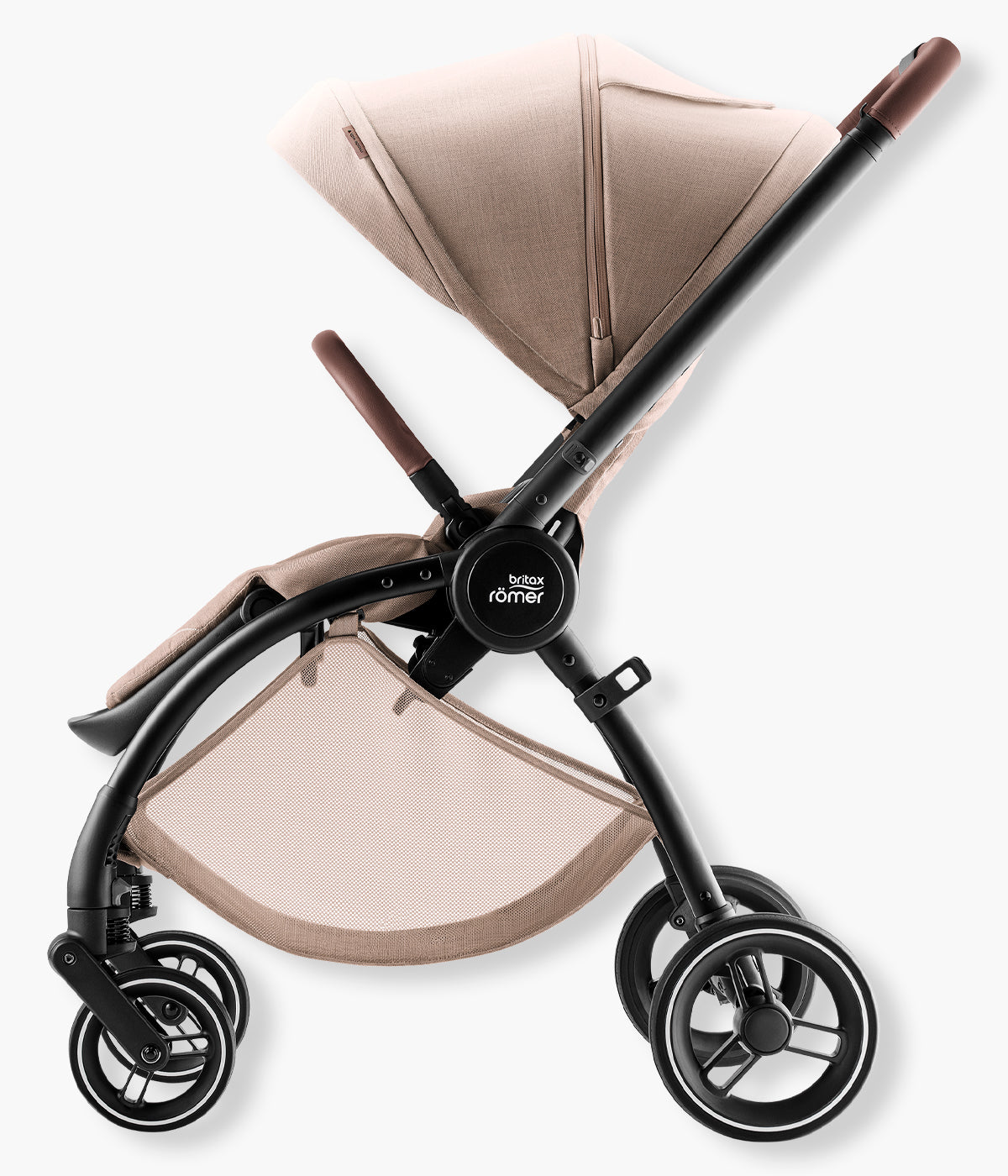 Vista lateral do carrinho de passeio Rio Style da marca Britax Römer na cor Teak. Prático carrinho de passeio concebido para acompanhar a criança desde o nascimento até aproximadamente aos 4 anos ou 22 kg.