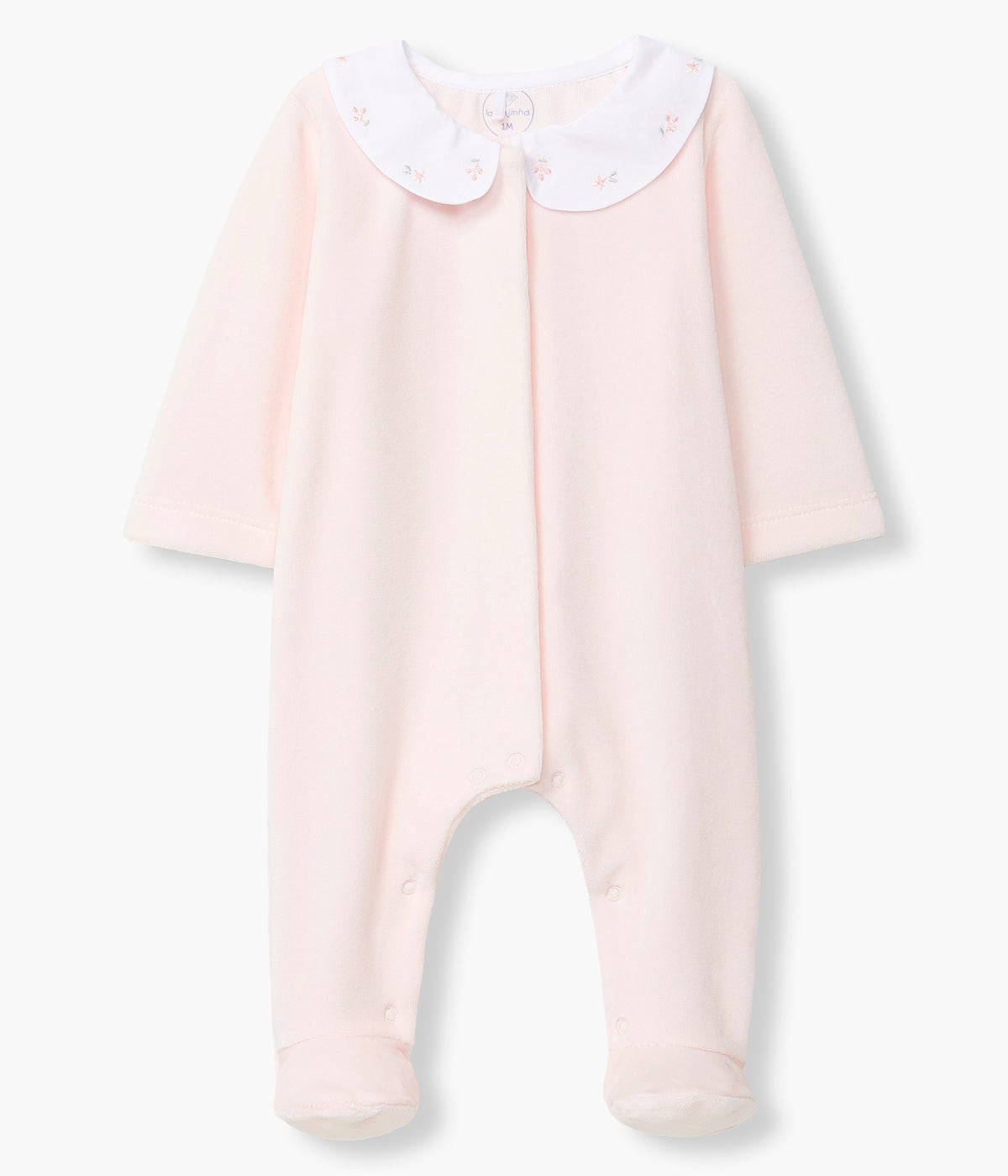 Vista frontal do babygrow em veludo rosa da Laranjinha para bebé menina e recém-nascida. Gola redonda cortada branca com delicado bordado de flores. Abertura na frente e entrepernas.