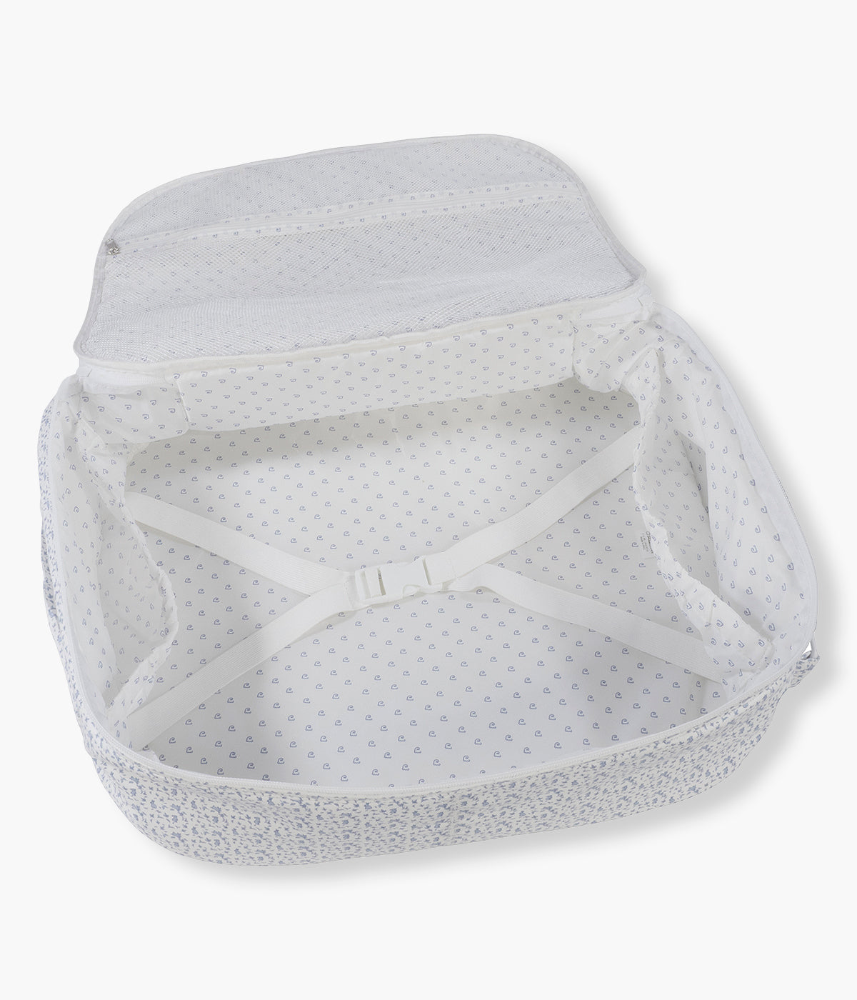 Vista aberta da mala de maternidade retangular Maison Tender Rabbits da Pasito a Pasito. Elegante mala branca com padrão coelhos azuis que combina um design delicado com a capacidade e organização necessárias para preparar a chegada do bebé. 