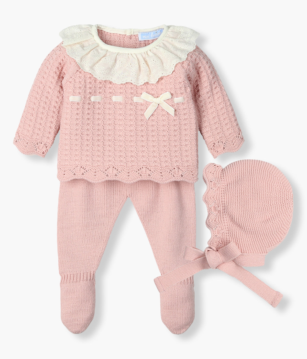 Conjunto de 3 peças em malha cor-de-rosa da Mac Ilusión composto por camisola, calças e touca para bebé menina e recém-nascida. Camisola com gola folho em renda pérola, detalhes perfurados na malha e pequeno laço. Touca com detalhes perfurados e rebordo ondulado. Calças com pés.