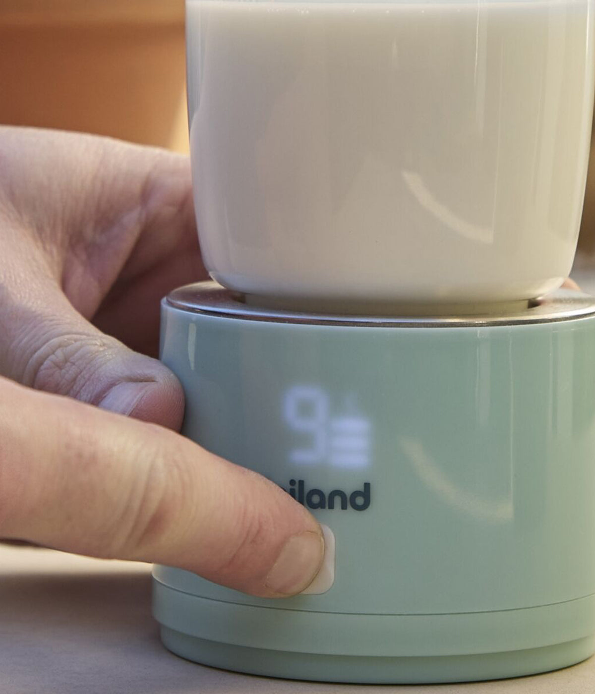 Aquecedor de biberões portátil Warmy On The Go da Miniland. Compatível com a maioria das marcas de biberões, este dispositivo aquece leite materno ou fórmula em cerca de 3 minutos, mantendo uma temperatura uniforme sem comprometer os nutrientes. Ideal para viagens, passeios ou mesmo para uso diário, adapta-se às necessidades do bebé com 4 níveis de temperatura ajustável, visualização da temperatura em tempo real através de ecrã digital.