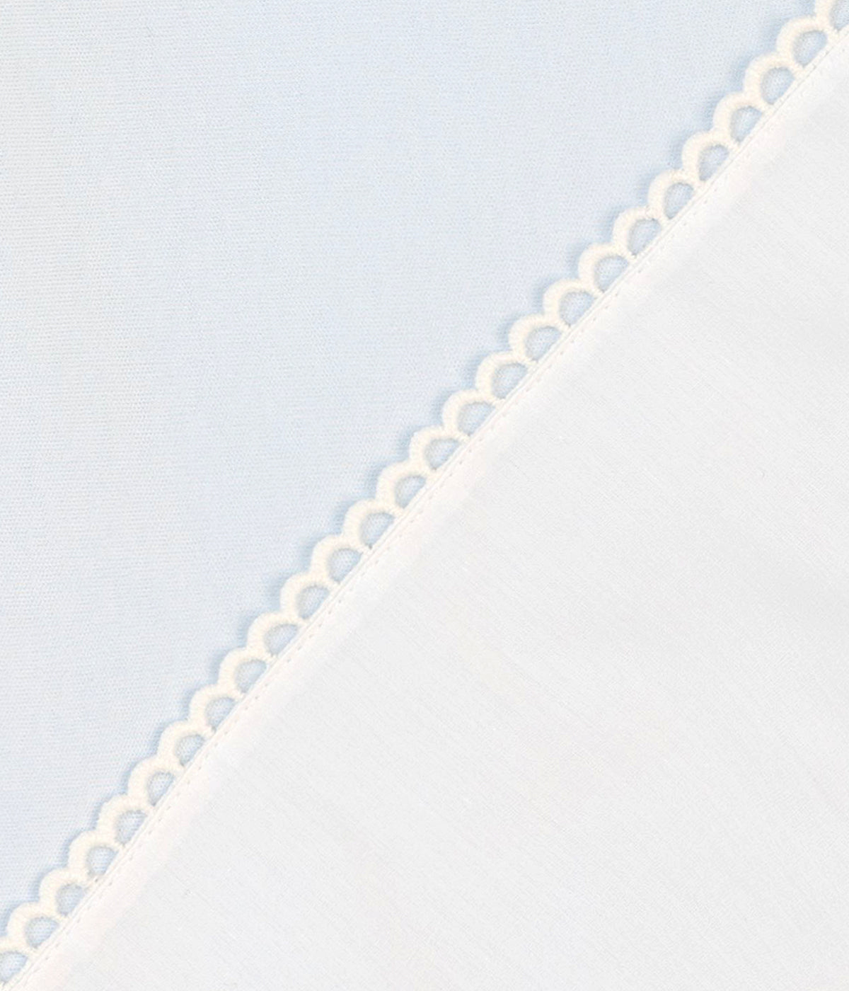 Fralda azul da Baby Gi para bebé e recém-nascido(a), 100% algodão. Detalhe no canto em tecido branco com faixa em renda.