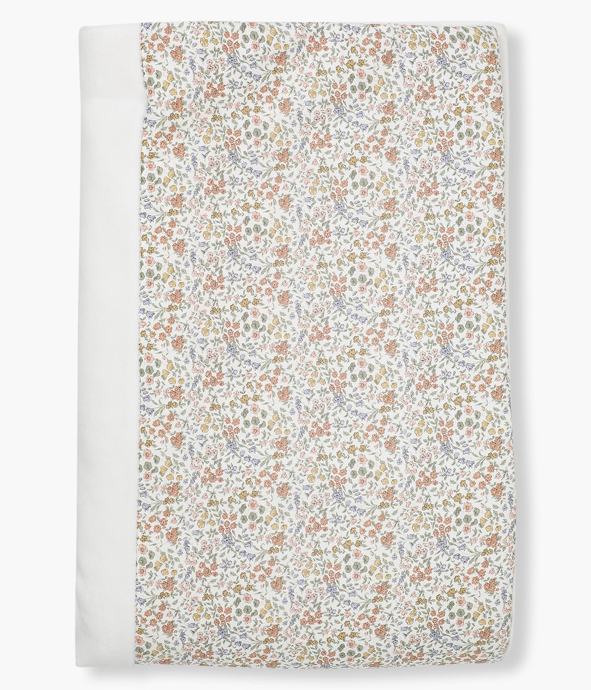 Manta em veludo pérola para bebé menina e recém-nascida da Mighty Love. Detalhe numa das laterais com faixa em tecido com padrão floral.