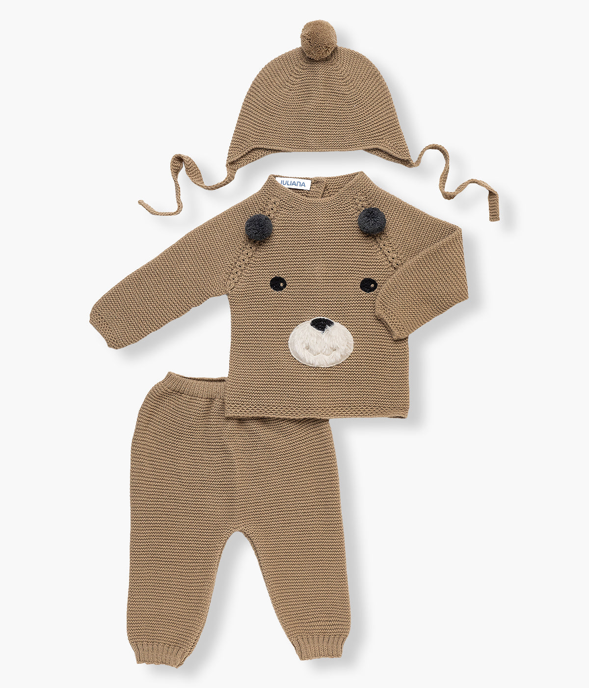 Conjunto de 3 peças em malha castanho da Juliana composto por camisola com urso com textura na frente, calças sem pés e gorro com tiras e pompom para bebé e recém-nascido(a).